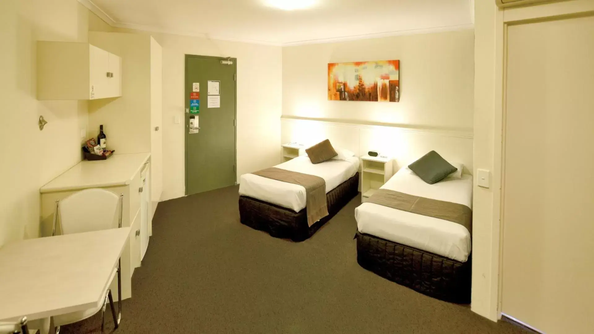 Photo of the whole room, Bed in Atlantic Tower Motor Inn