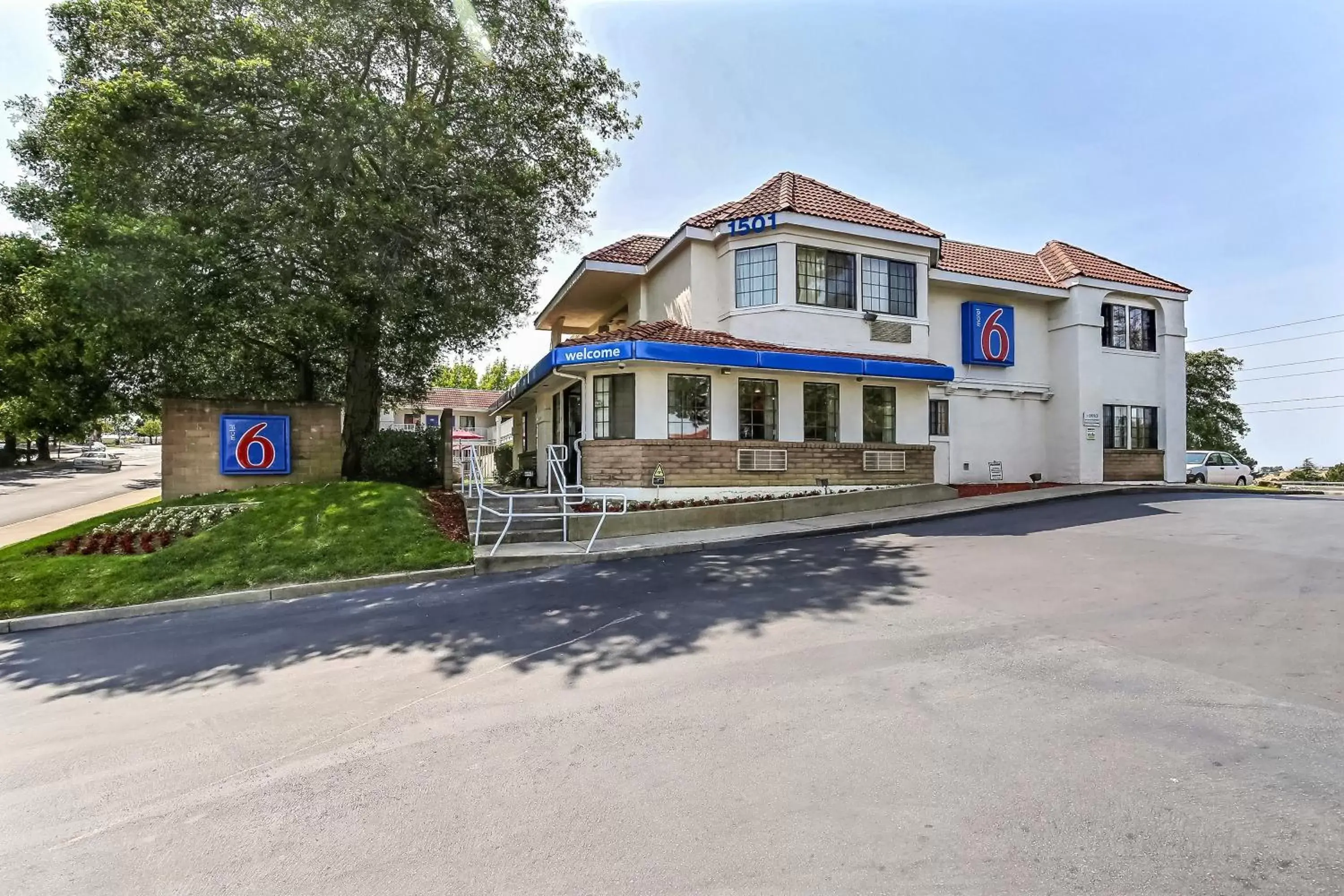 Property Building in Motel 6-Pinole, CA