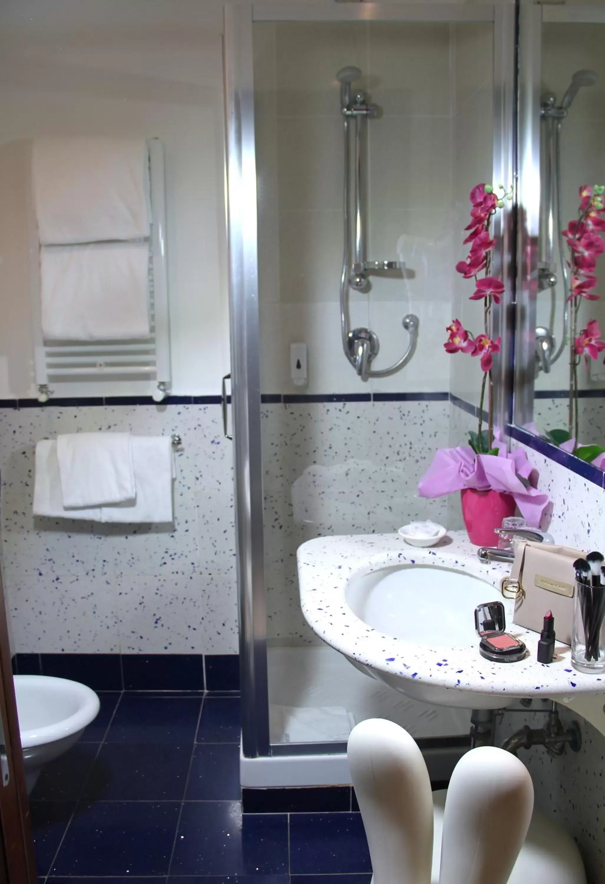 Shower, Bathroom in Hotel Windrose