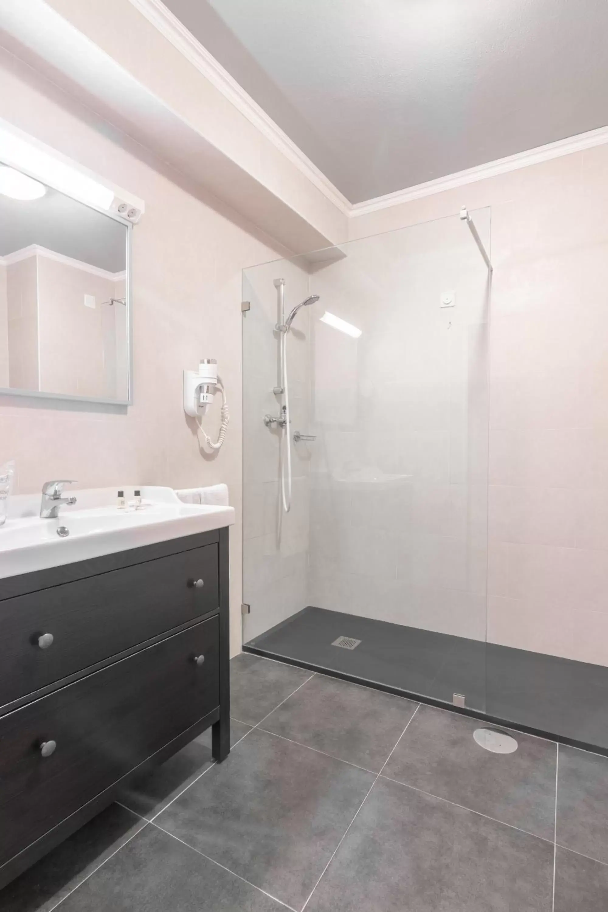 Shower, Bathroom in Loule Jardim Hotel
