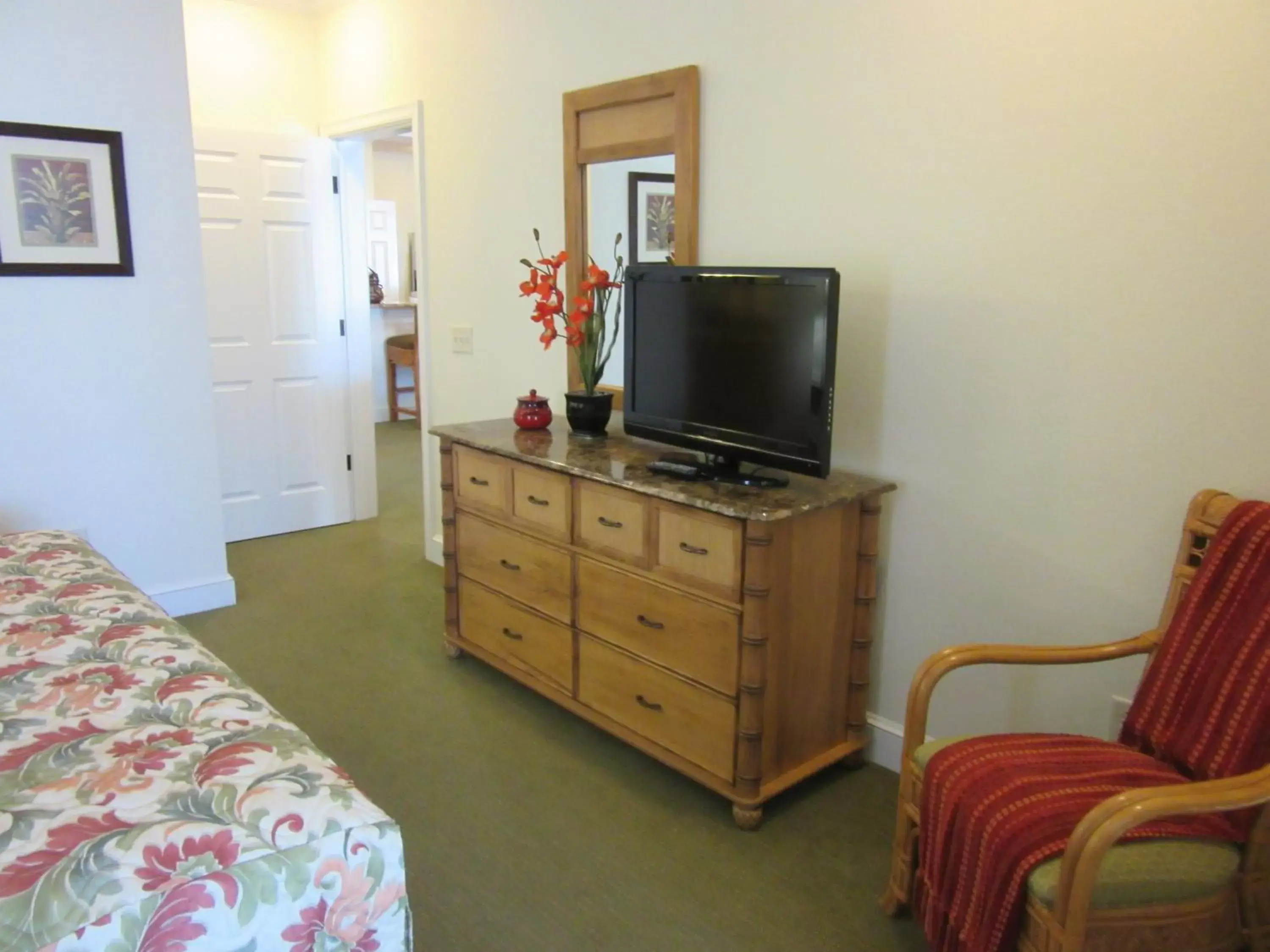 Decorative detail, TV/Entertainment Center in Coral Sands Resort by Palmera