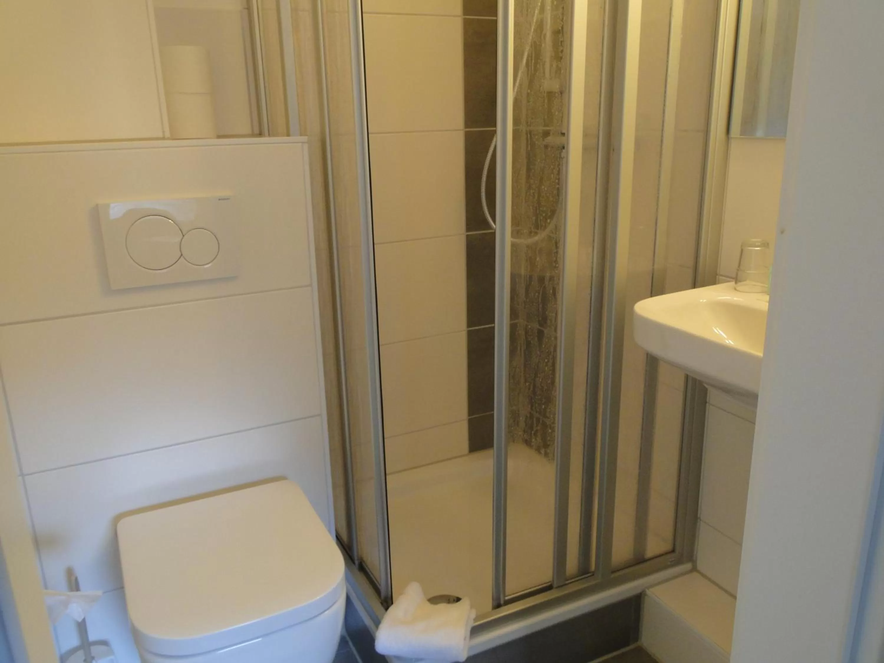 Shower, Bathroom in Ludwig-Harms-Haus Hermannsburg