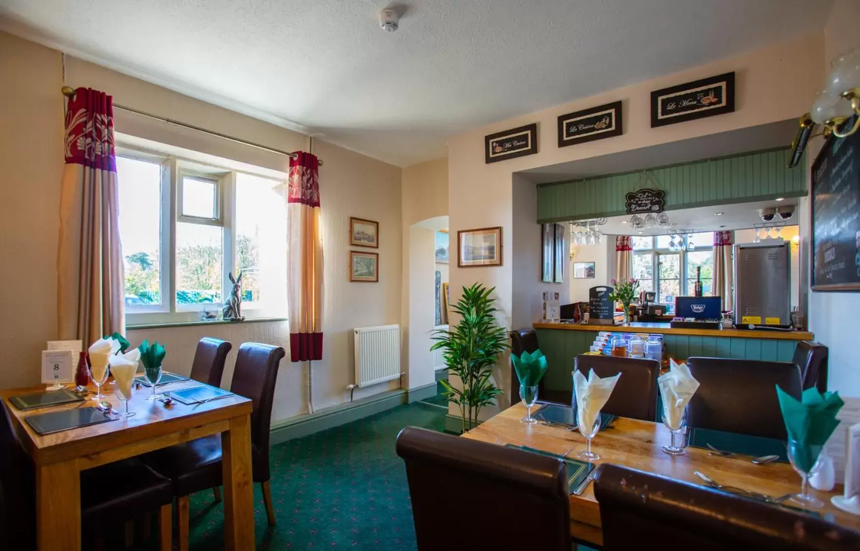 Restaurant/Places to Eat in The Beacon & Railway Hotel