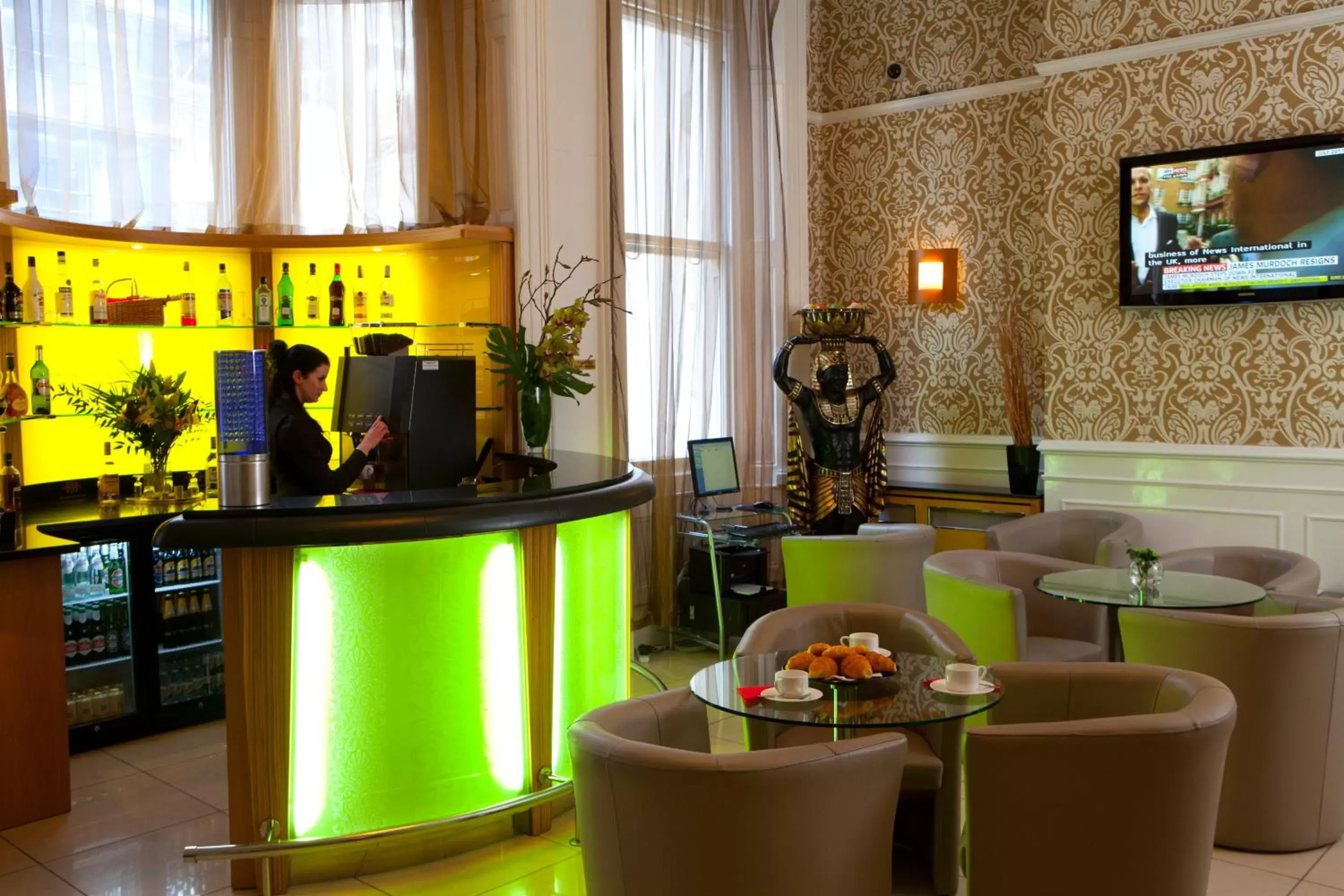 Lounge or bar in Park Grand Paddington Court