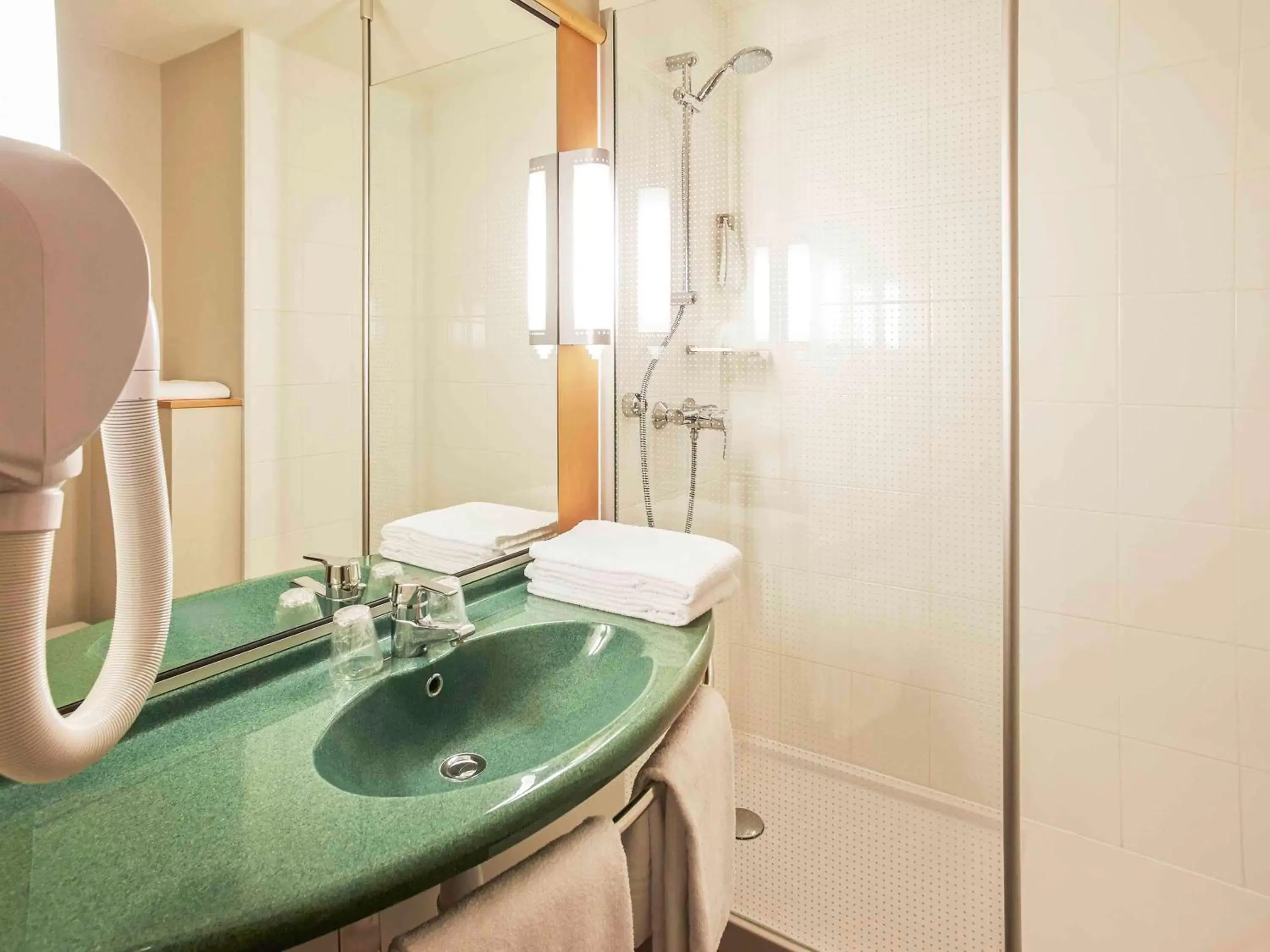 Photo of the whole room in Ibis Auray Photo of the whole room in Ibis Auray