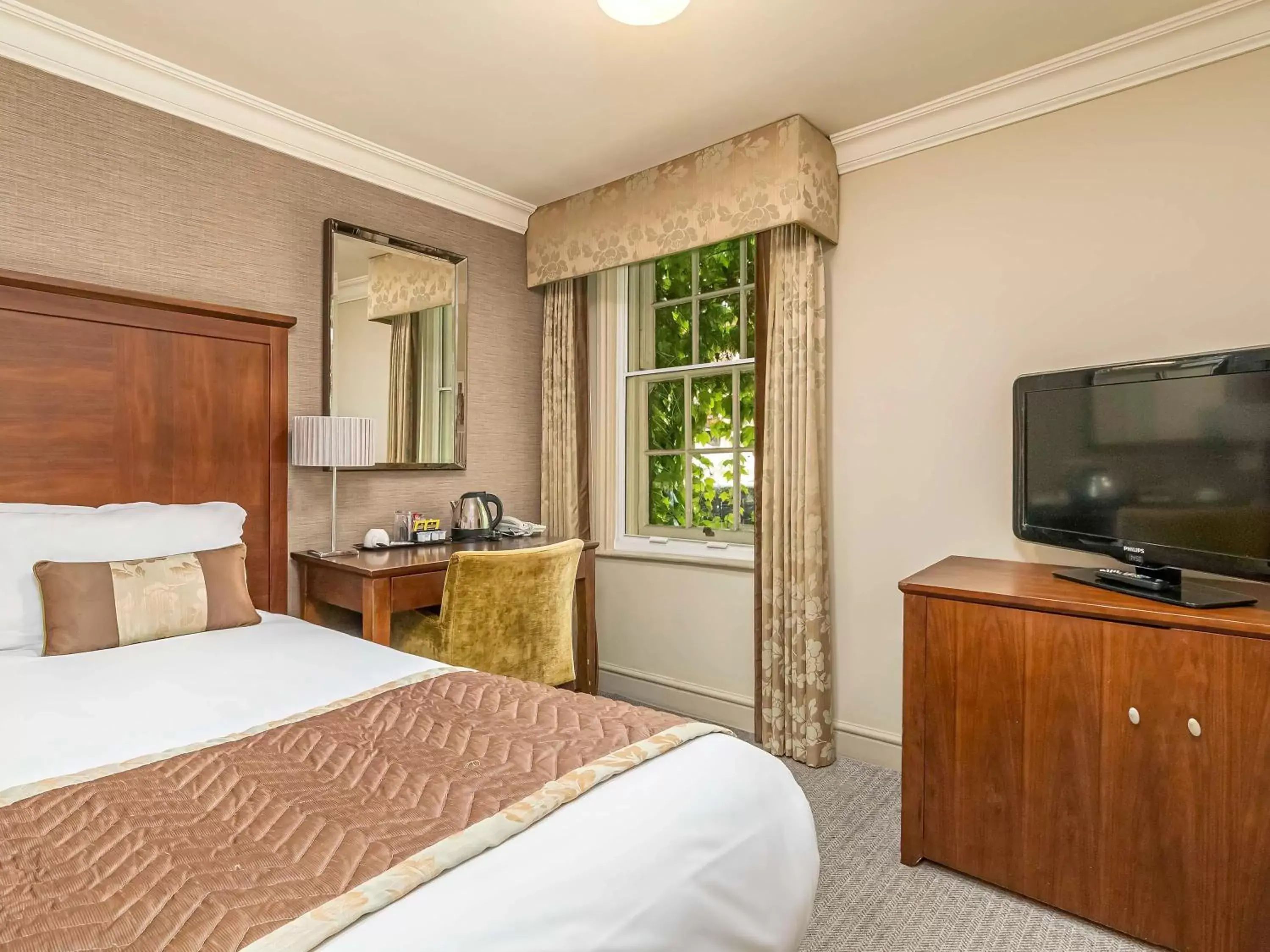 Bedroom, Bed in Mercure Salisbury White Hart Hotel