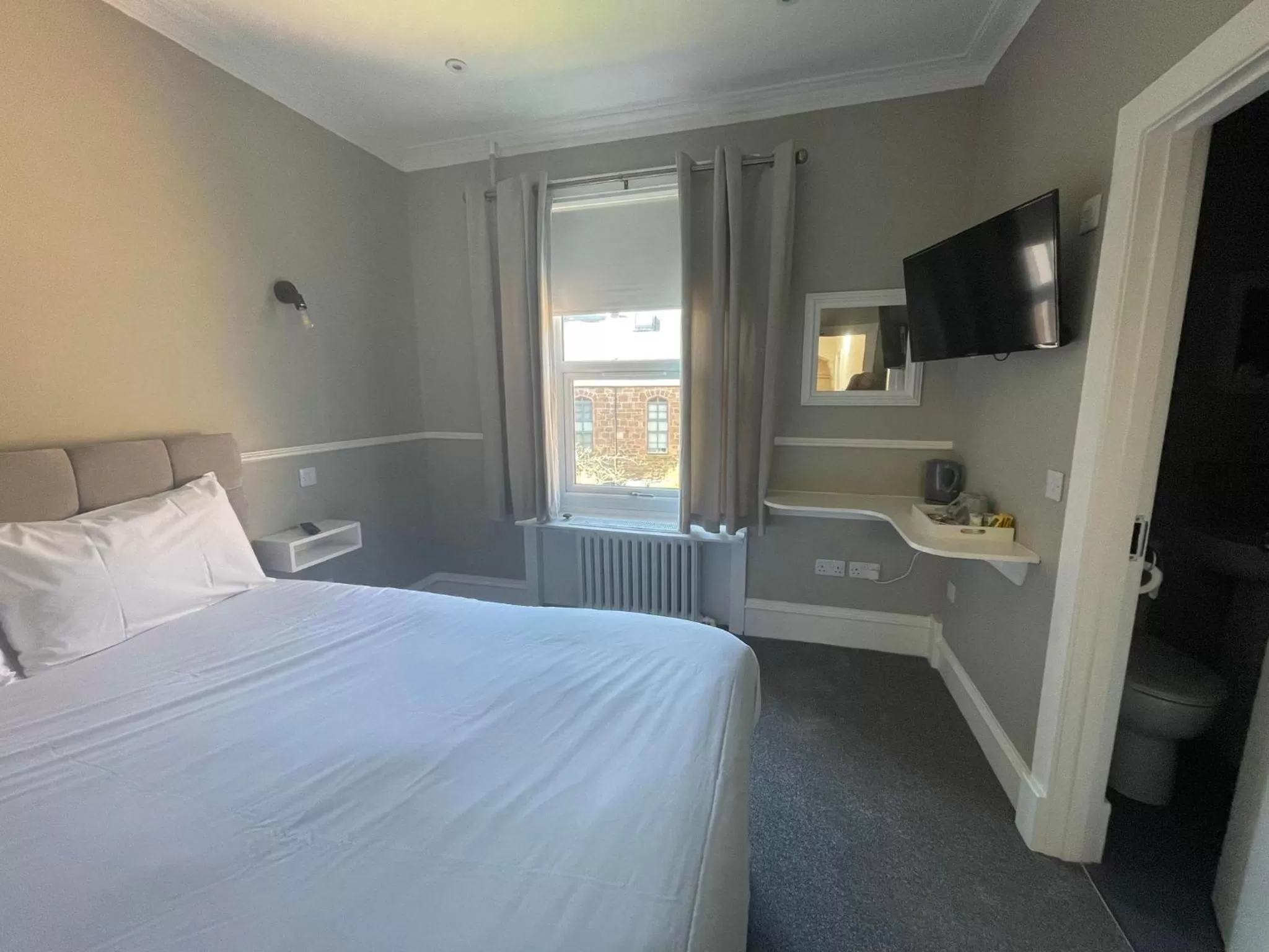 Photo of the whole room, Bed in Airlie Arms Hotel