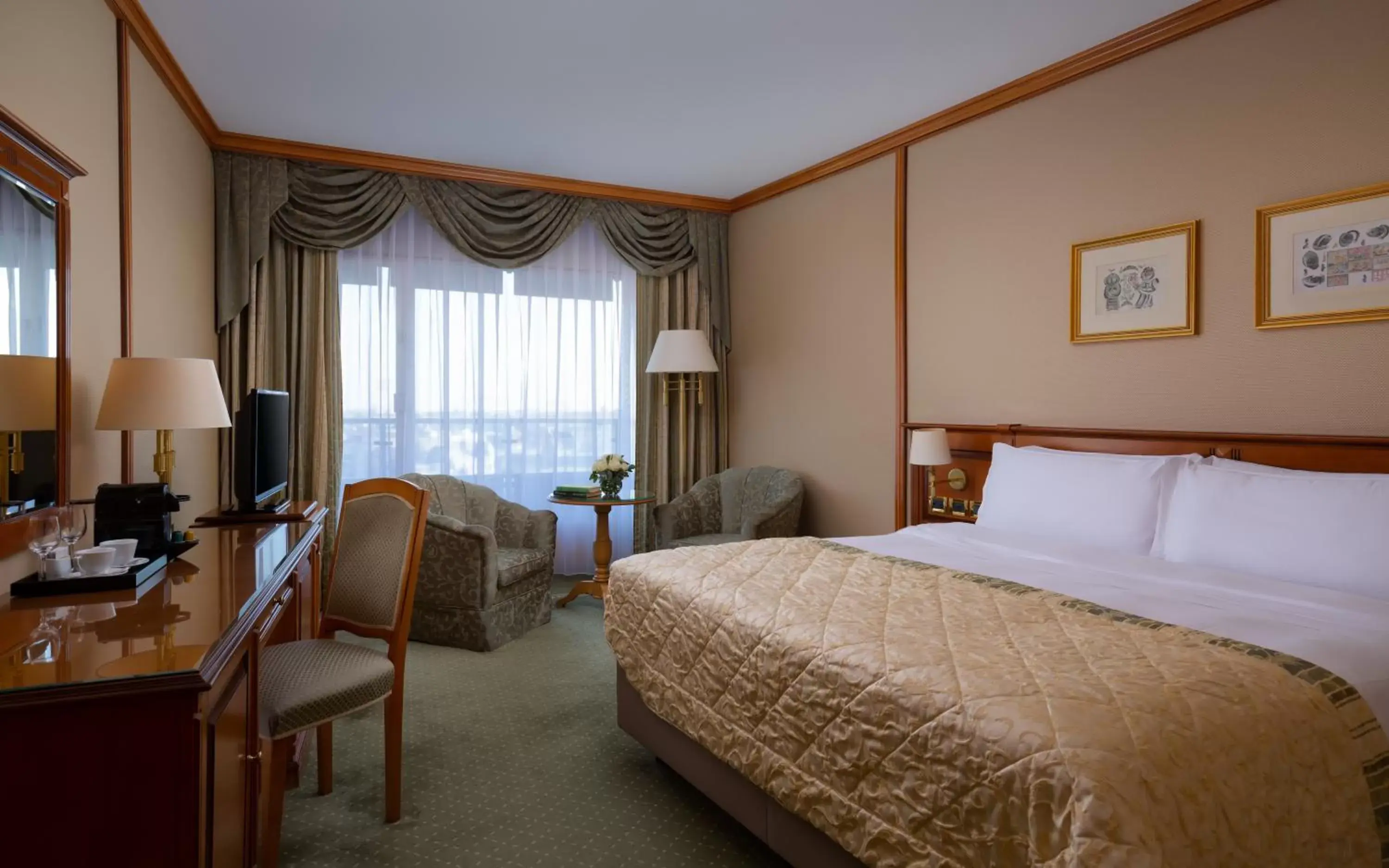 Balcony/Terrace, Bed in Grand Hotel Bucharest