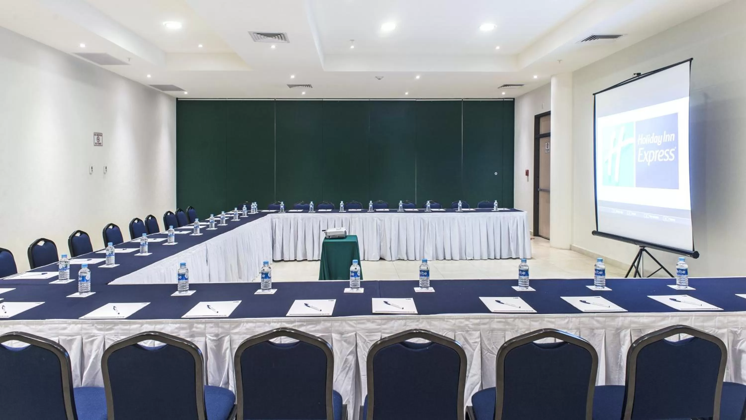 Meeting/conference room in Holiday Inn Express Xalapa by IHG