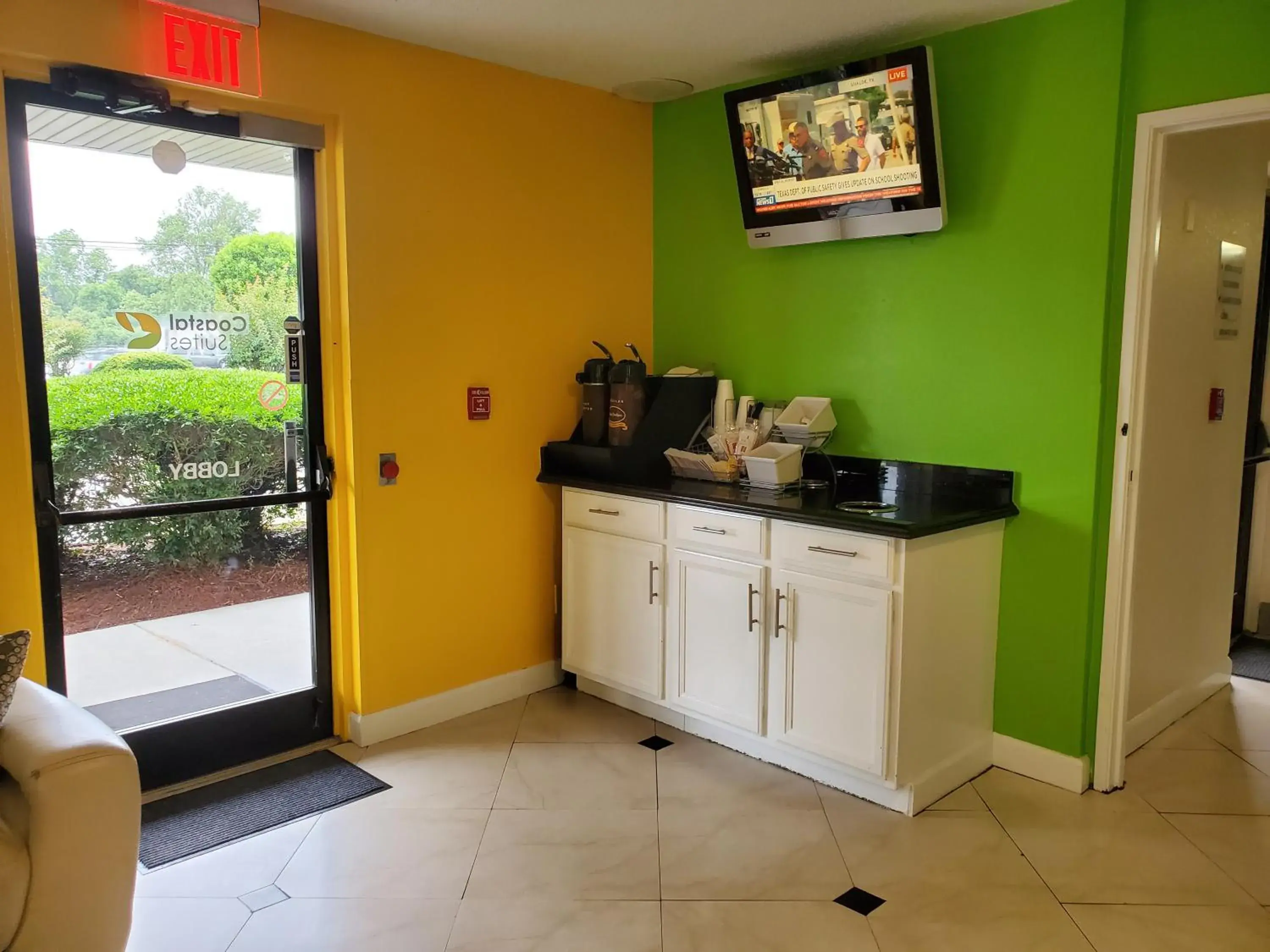 Coffee/tea facilities, Kitchen/Kitchenette in Coastal Inn & Suites