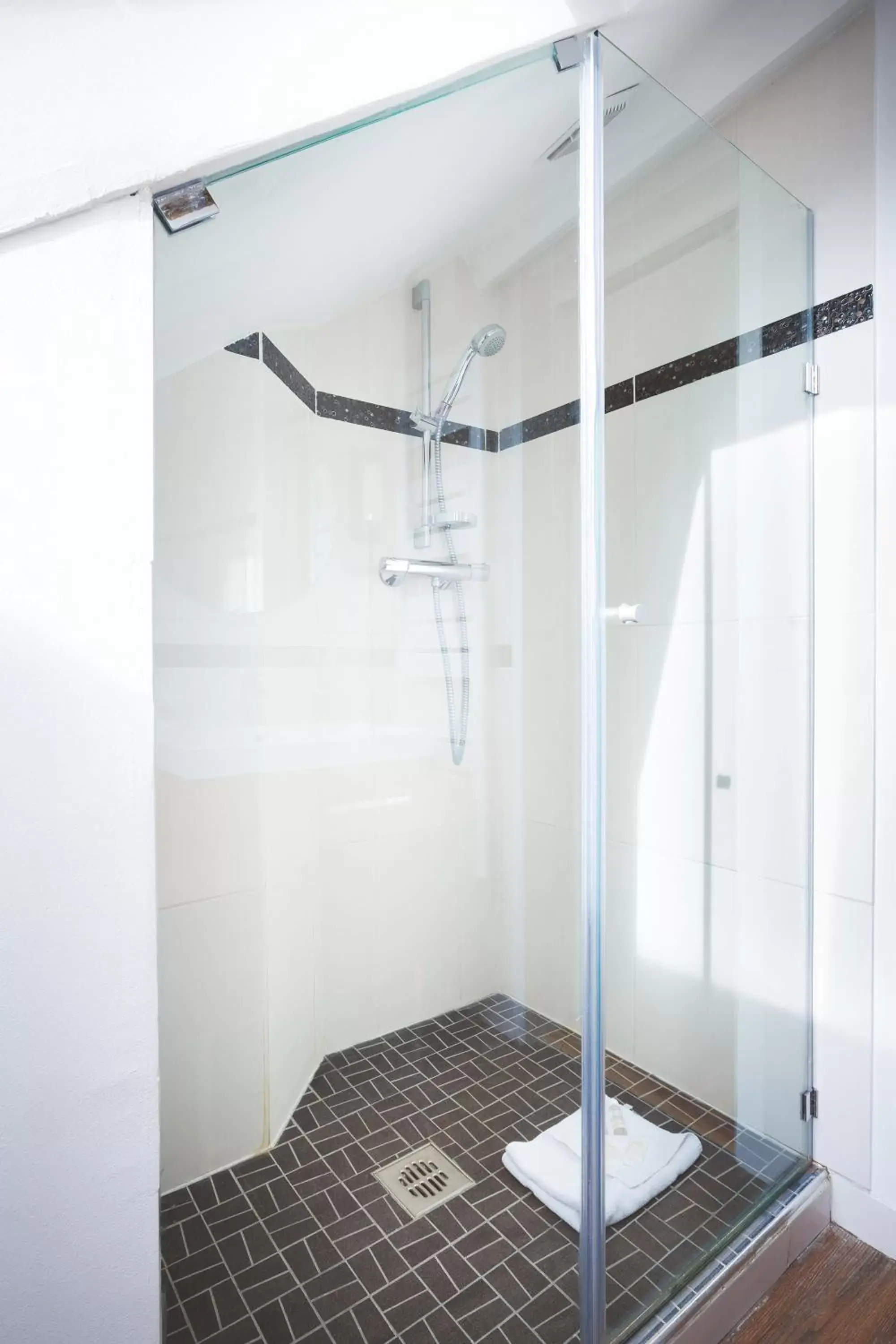 Shower, Bathroom in Hôtel Bonne Nouvelle