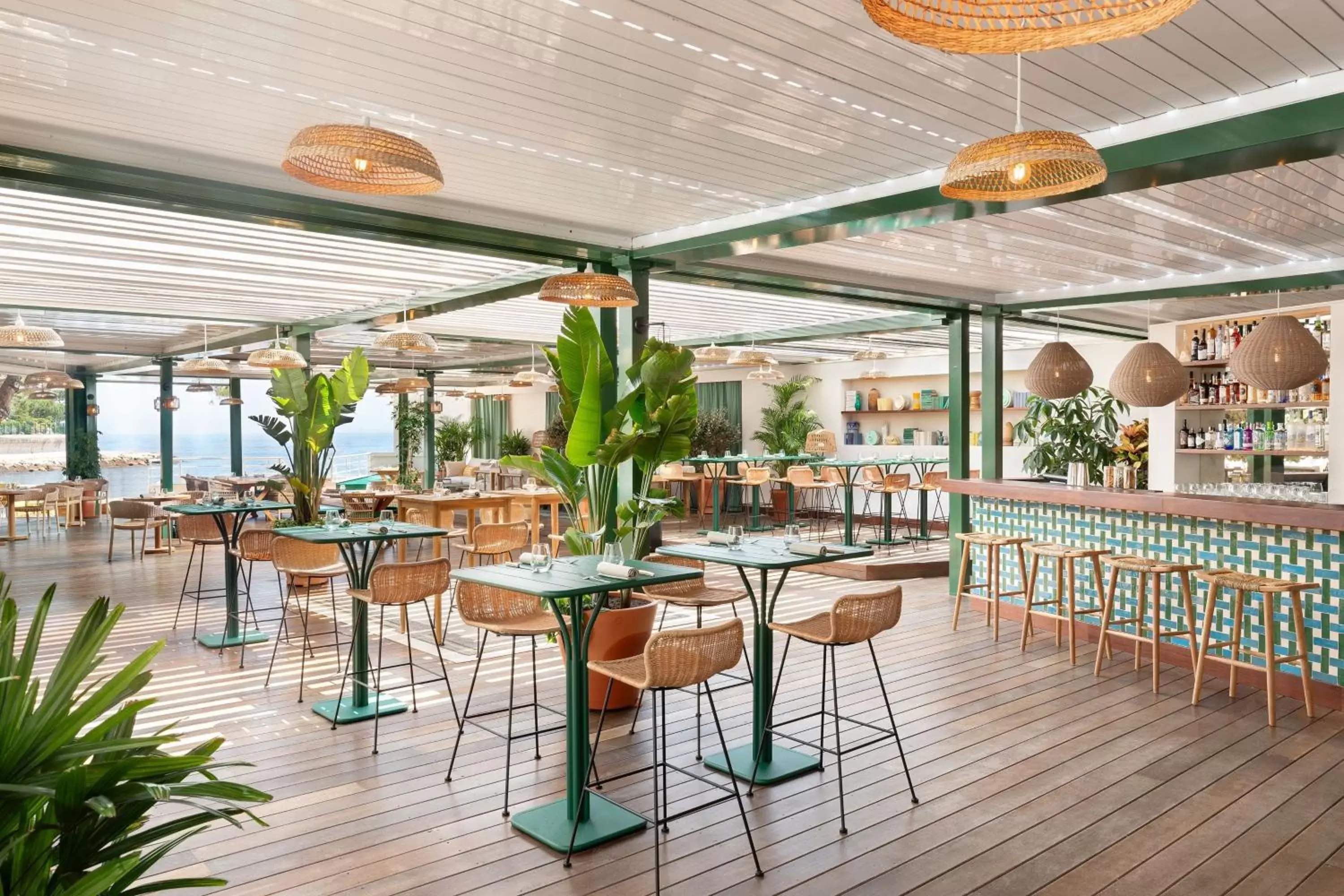 Restaurant/places to eat, Lounge/Bar in Le Méridien Beach Plaza