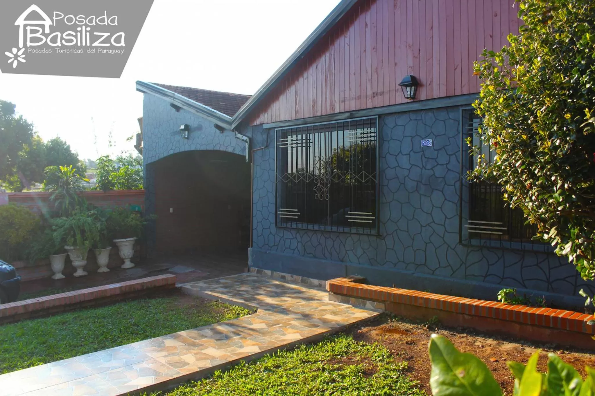 Facade/entrance in Posada Basiliza, Encarnación PY