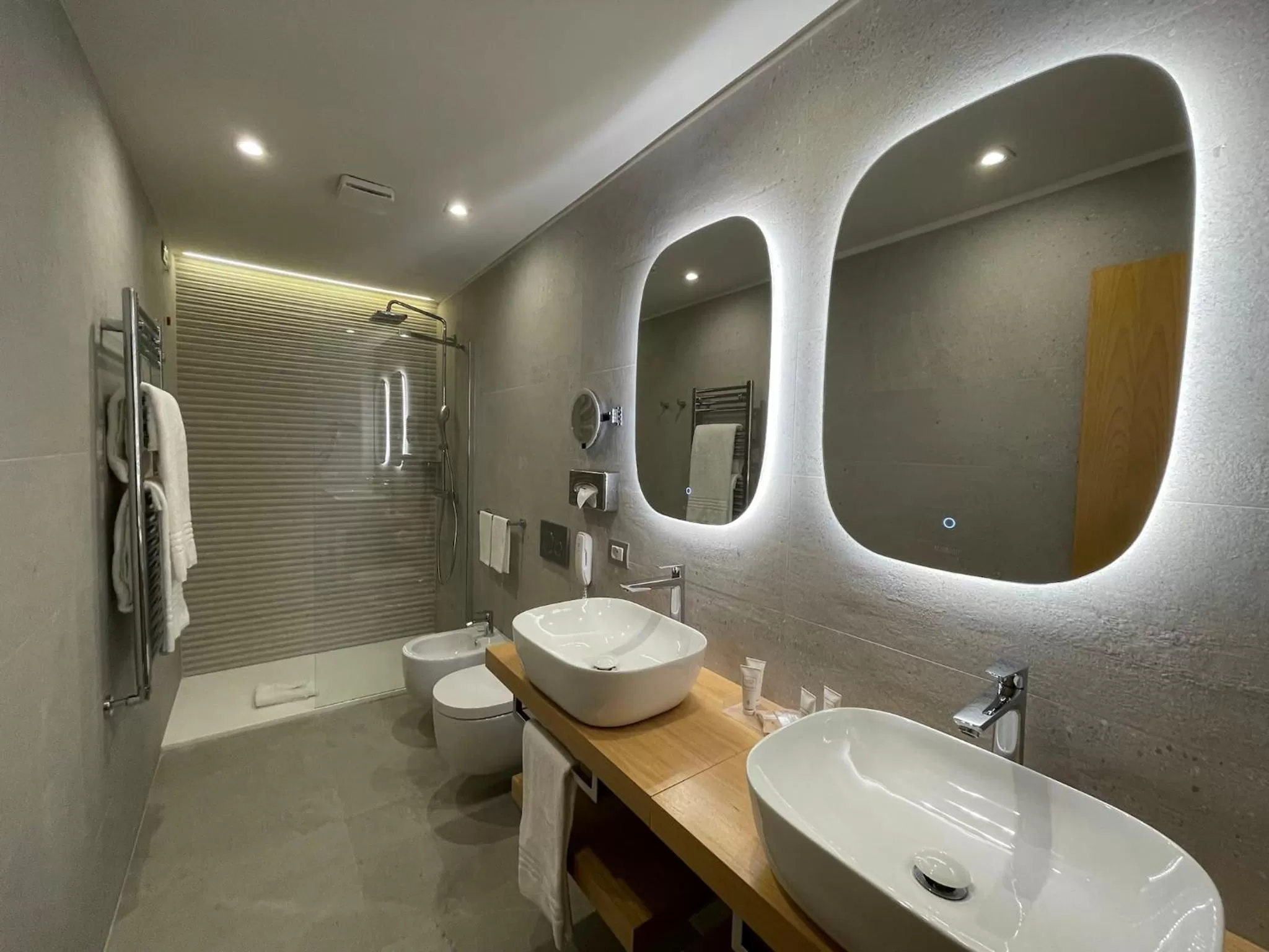 Shower in Best Western Plus Executive Hotel and Suites