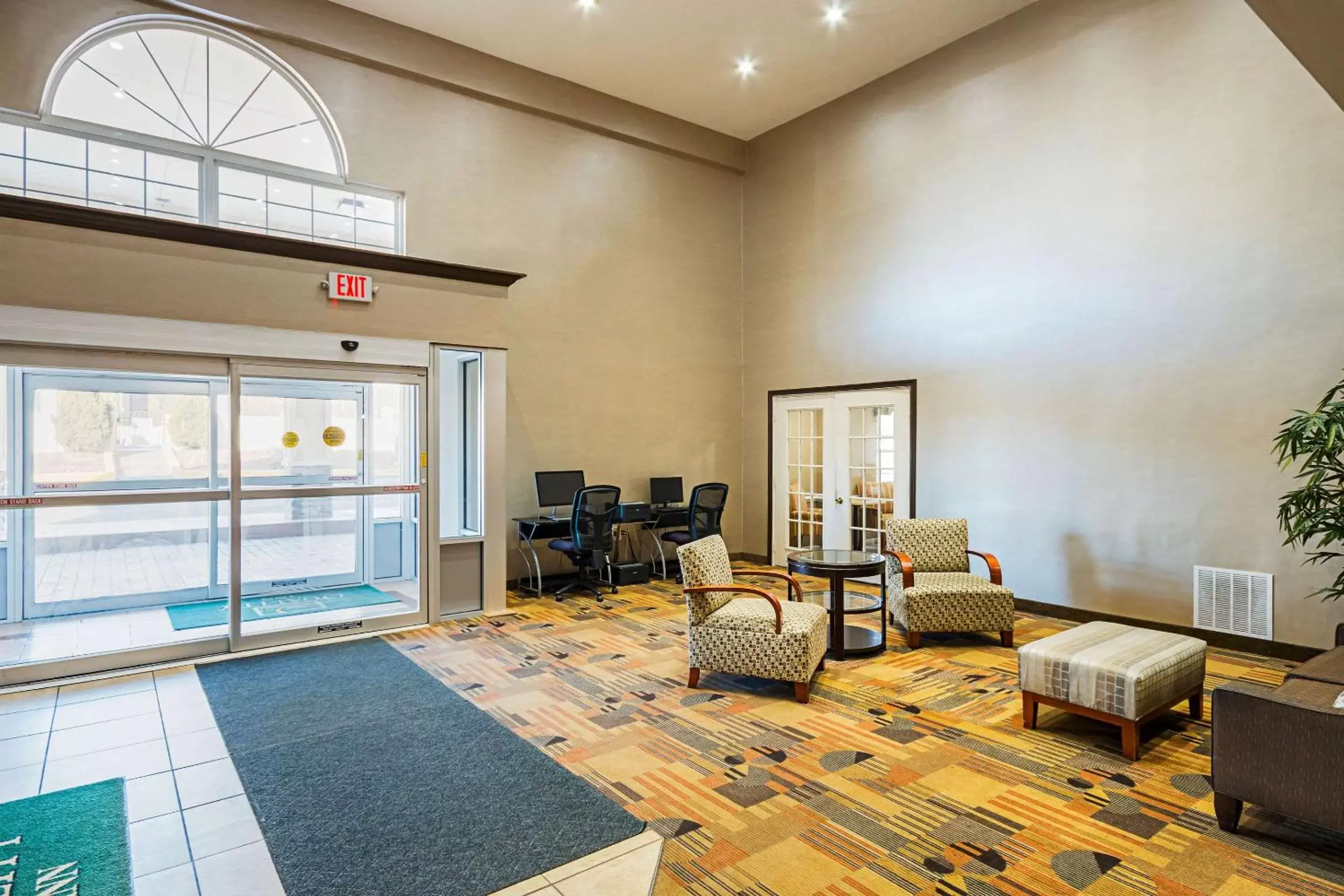 Lobby or reception, Seating Area in Quality Inn Fairmont