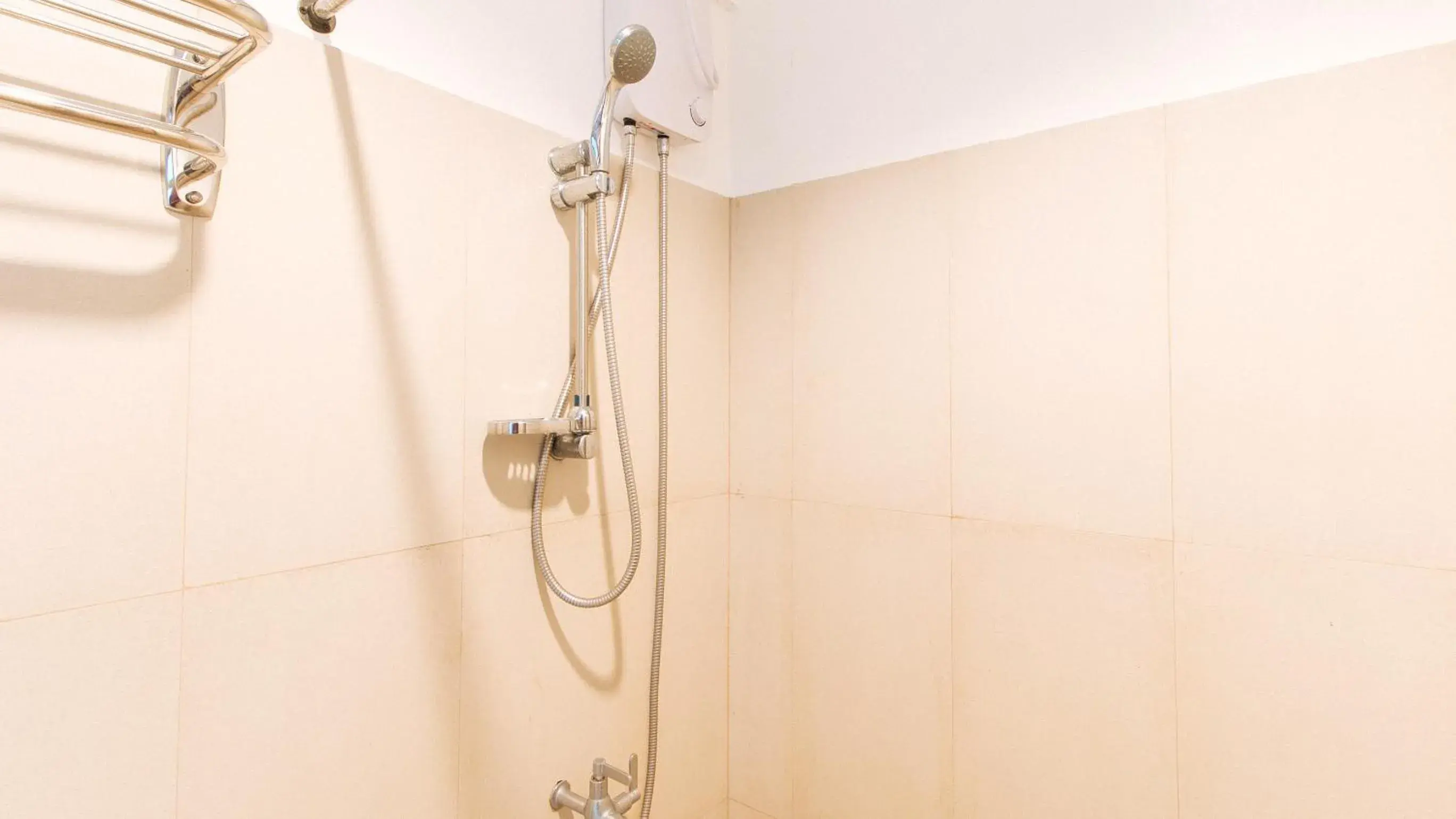 Shower, Bathroom in RedDoorz San Antonio Makati - Vaccinated Staff