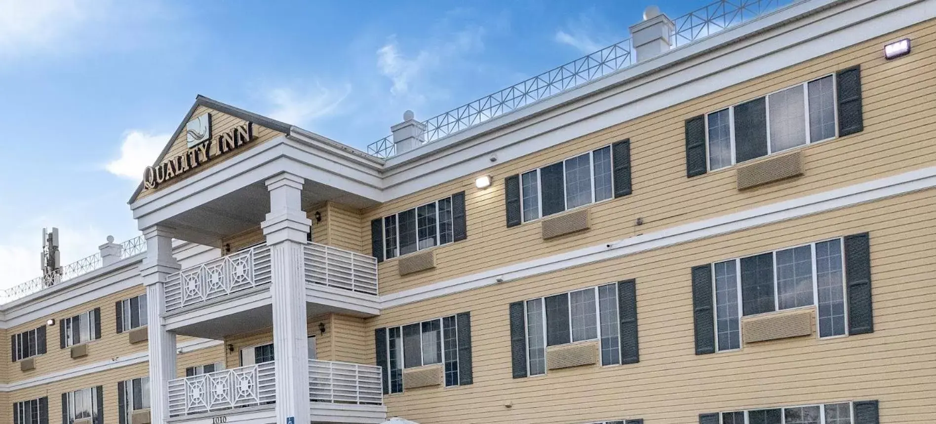 Property building in Quality Inn & Suites Tulare Property building in Quality Inn & Suites Tulare