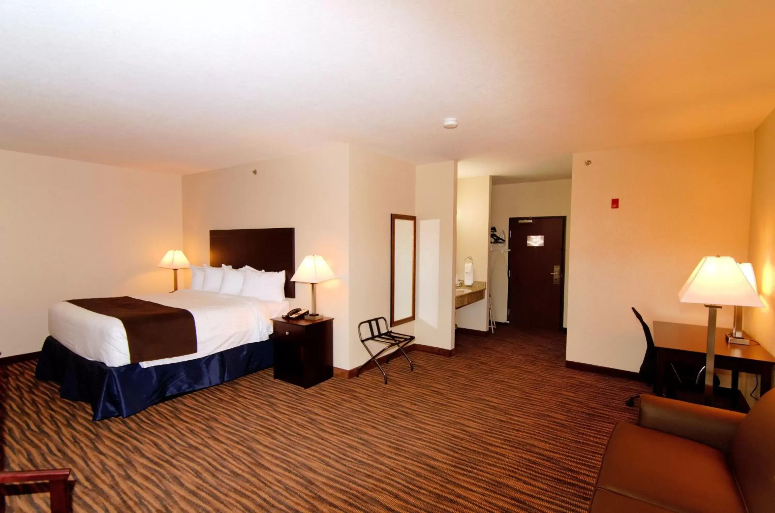 Bed in Cobblestone Inn & Suites - Denison | Oak Ridge