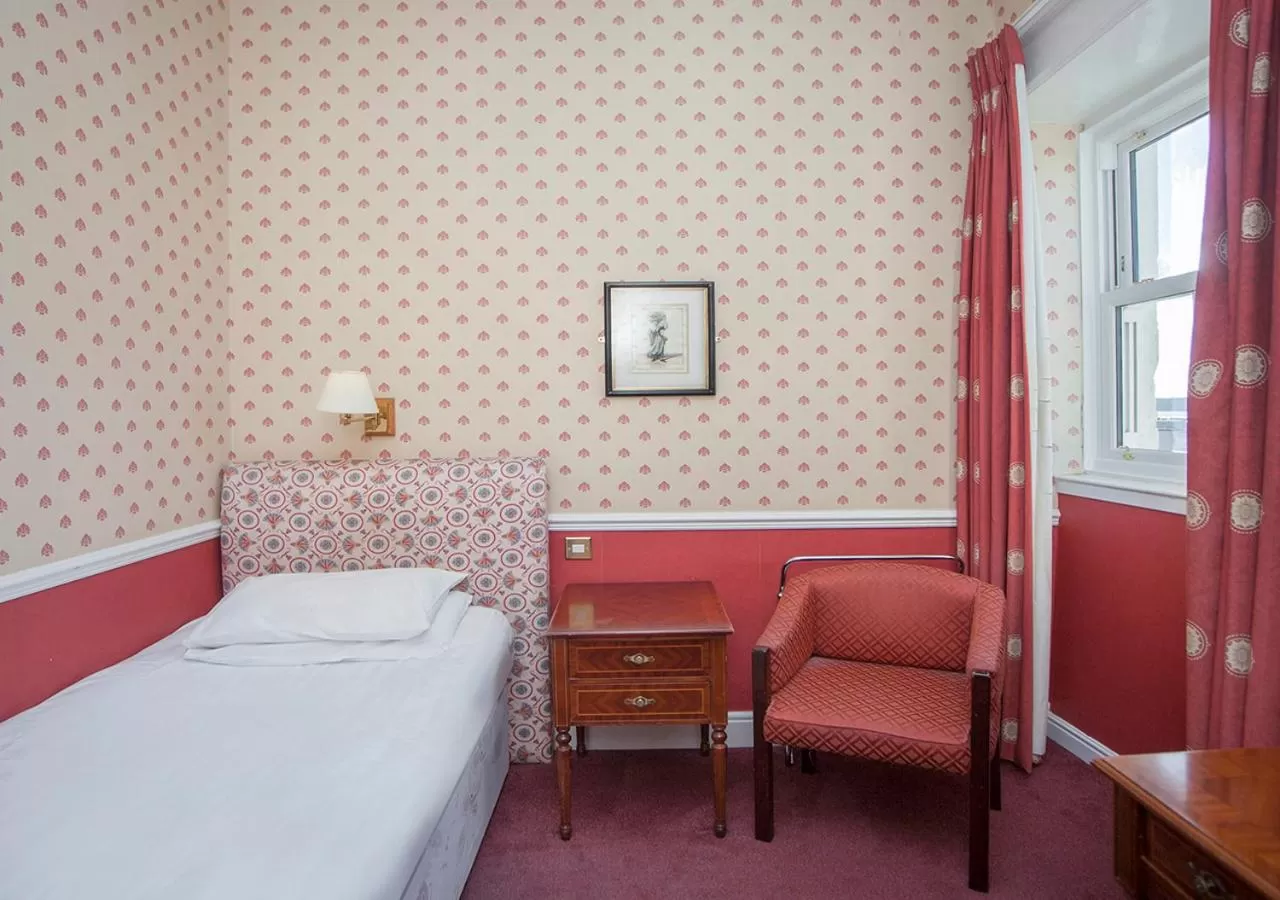 Bedroom, Bed in The Royal Hotel