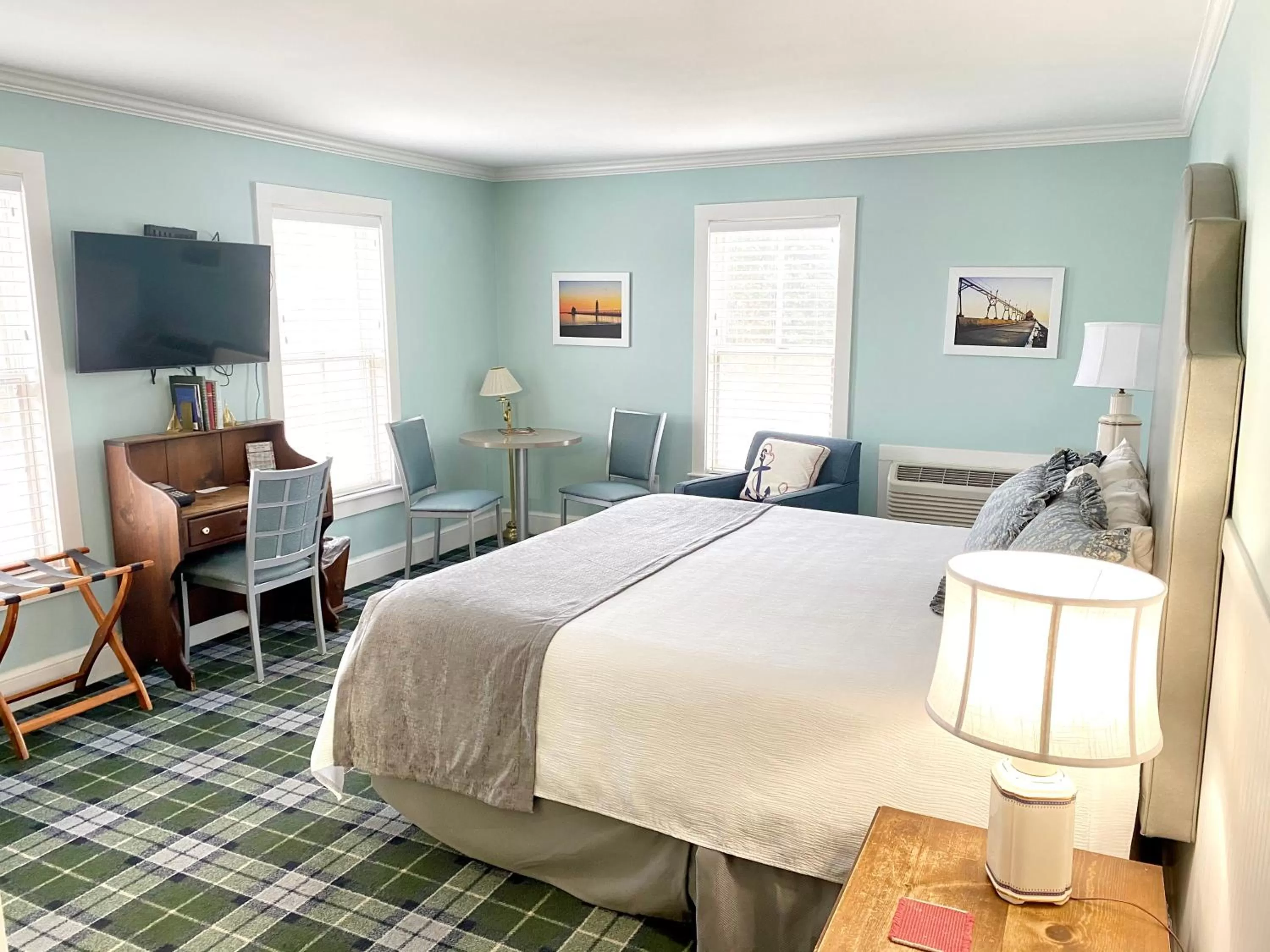 Bed in Harbor House Inn