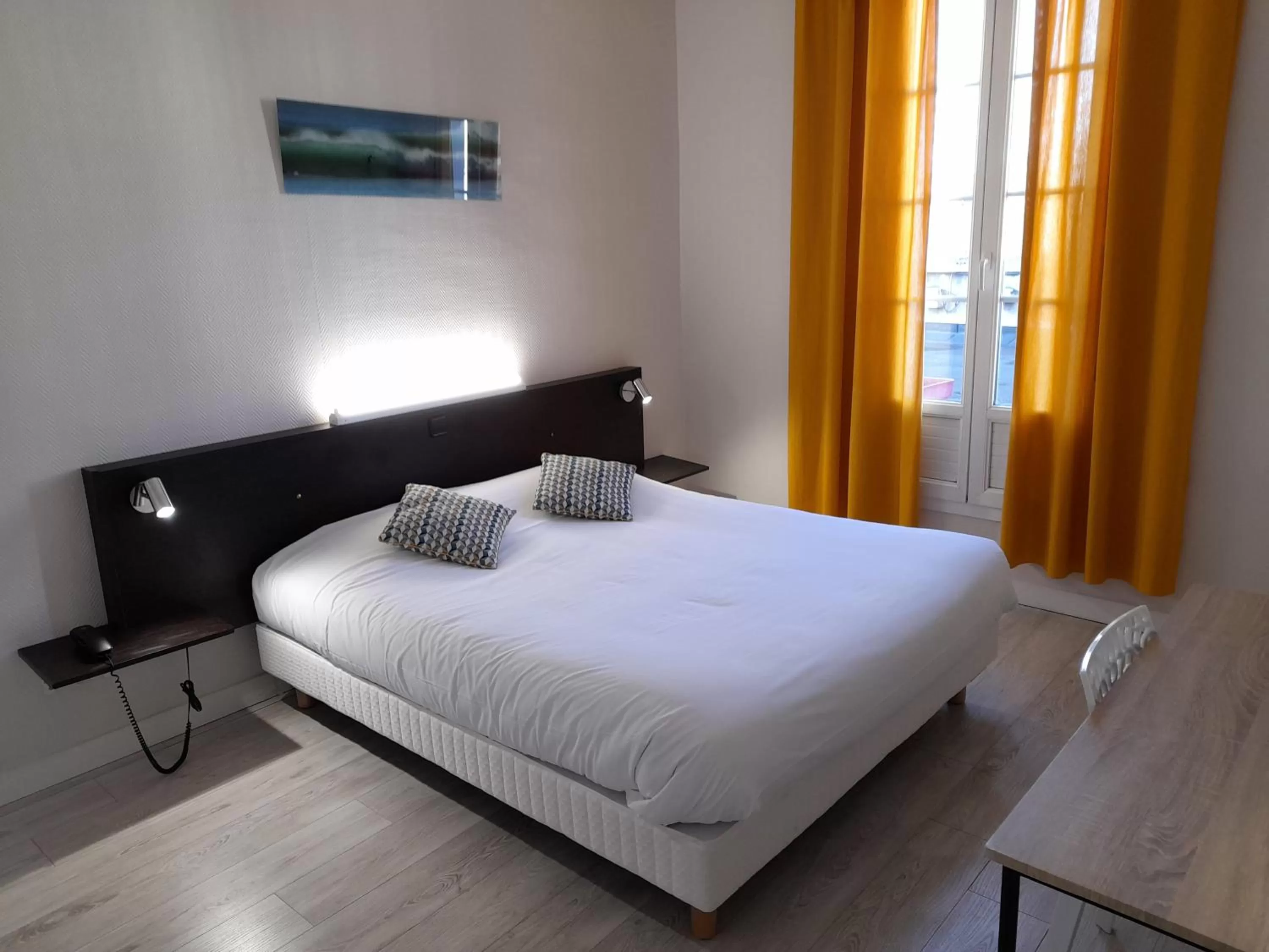 Bed in Contact Hotel de France