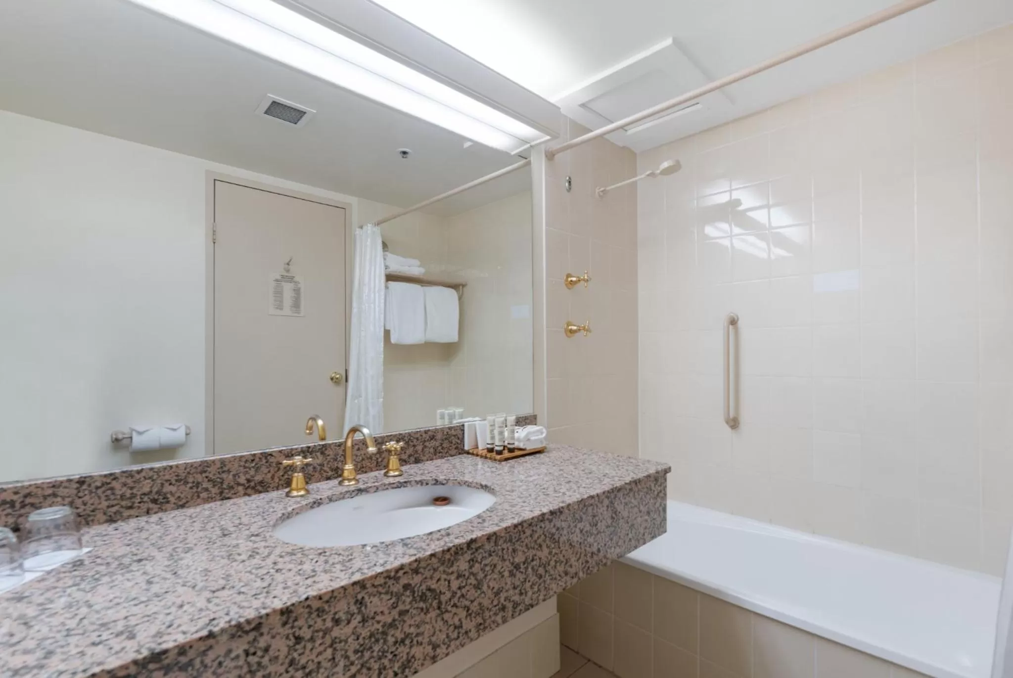 Bathroom in Hotel Grand Chancellor Launceston
