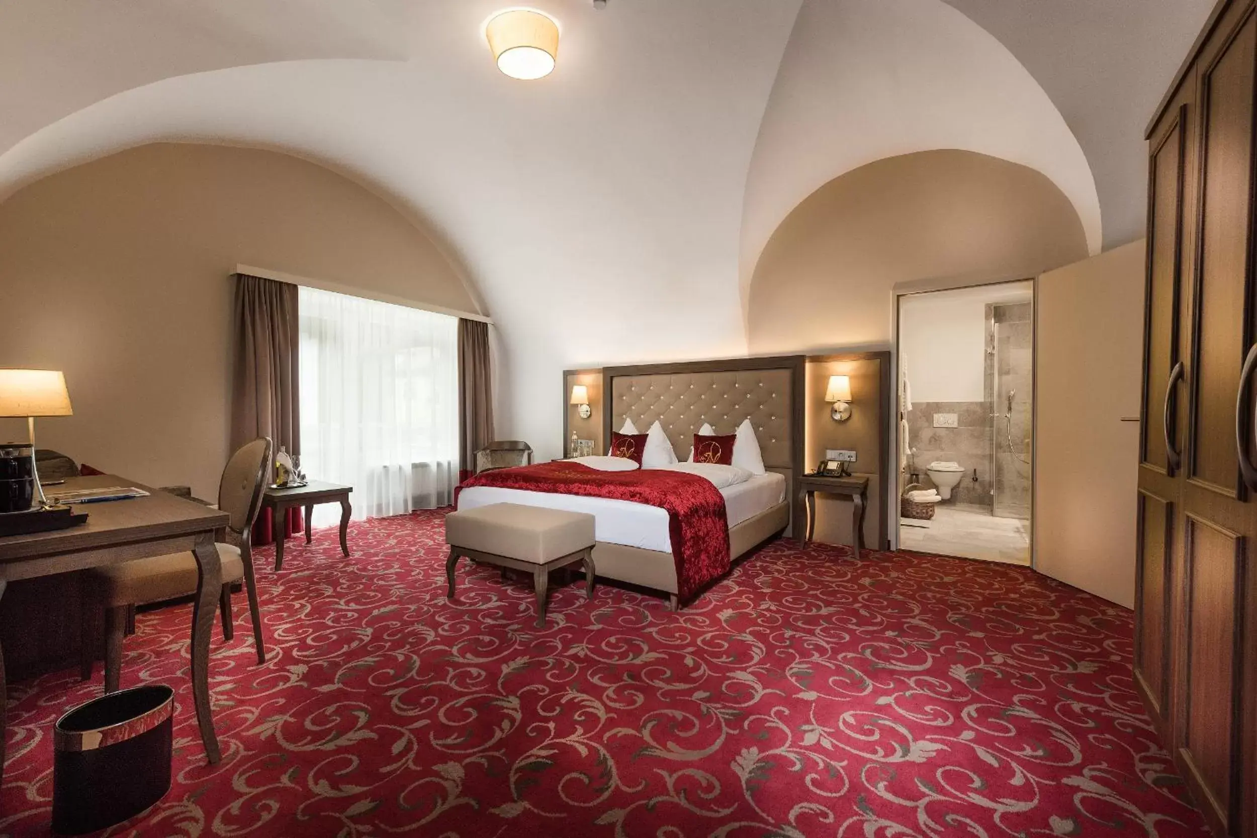 Shower, Bed in Hotel Norica - Thermenhotels Gastein mit dem Bademantel direkt in die Therme