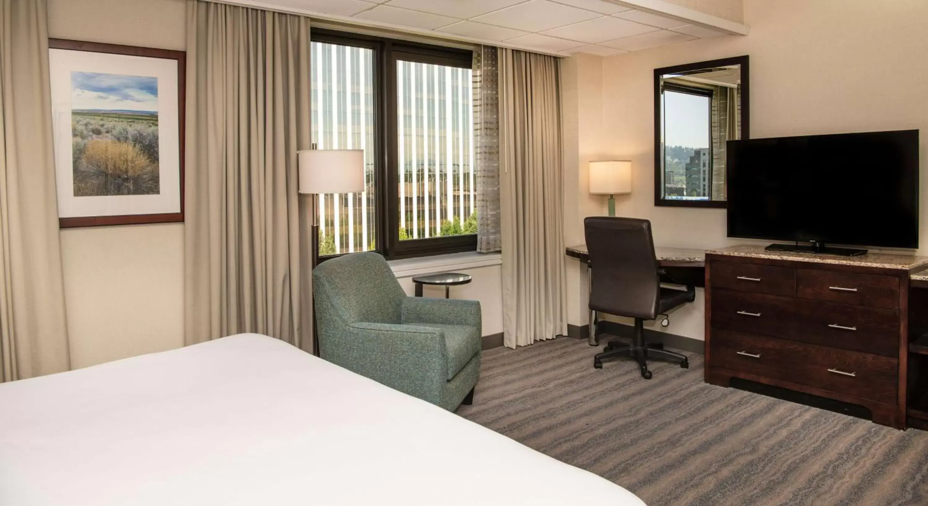 Bed, TV/Entertainment Center in DoubleTree by Hilton Portland
