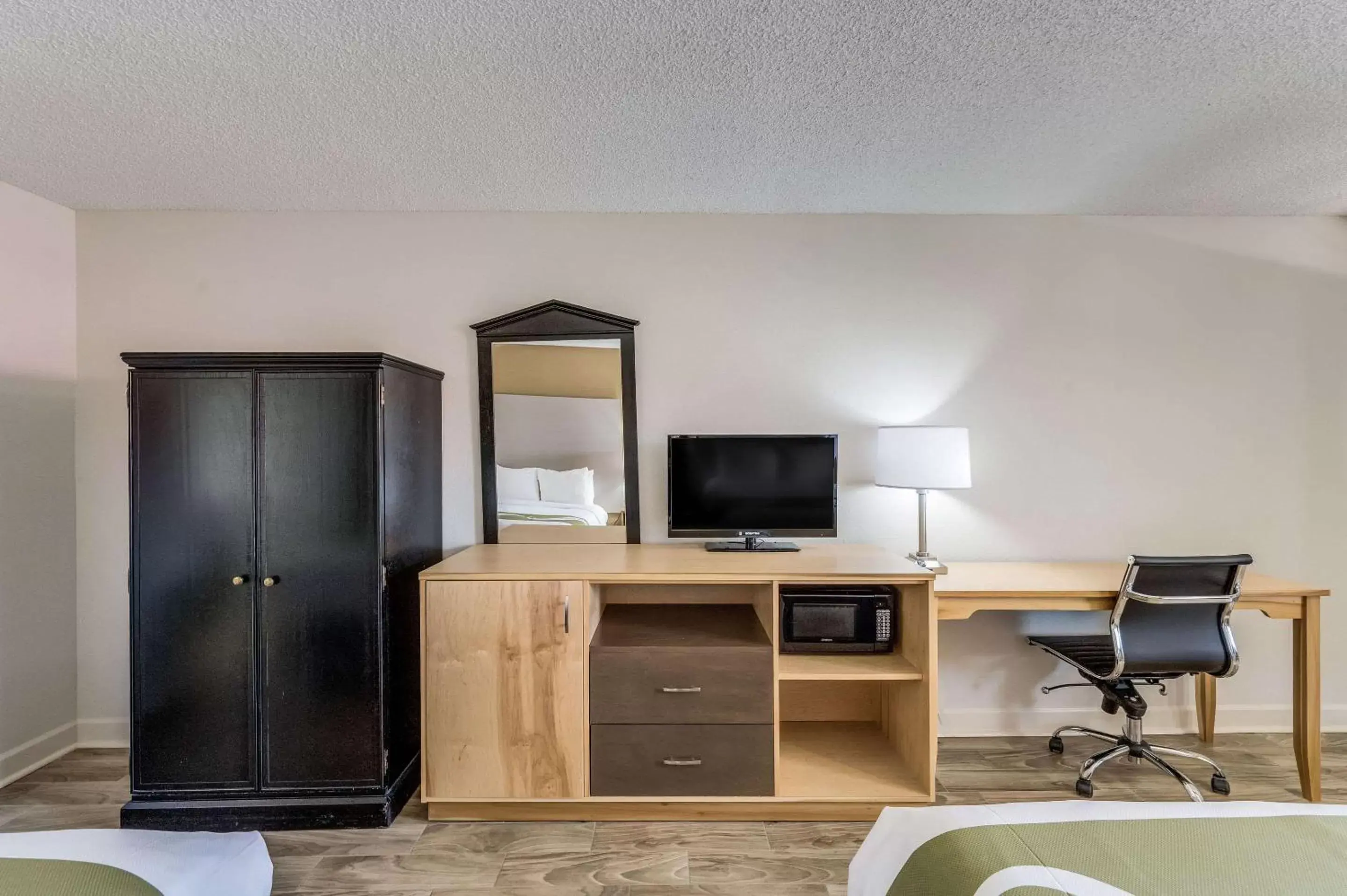 Photo of the whole room, TV/Entertainment Center in Quality Inn & Suites Hot Springs-Lake Hamilton