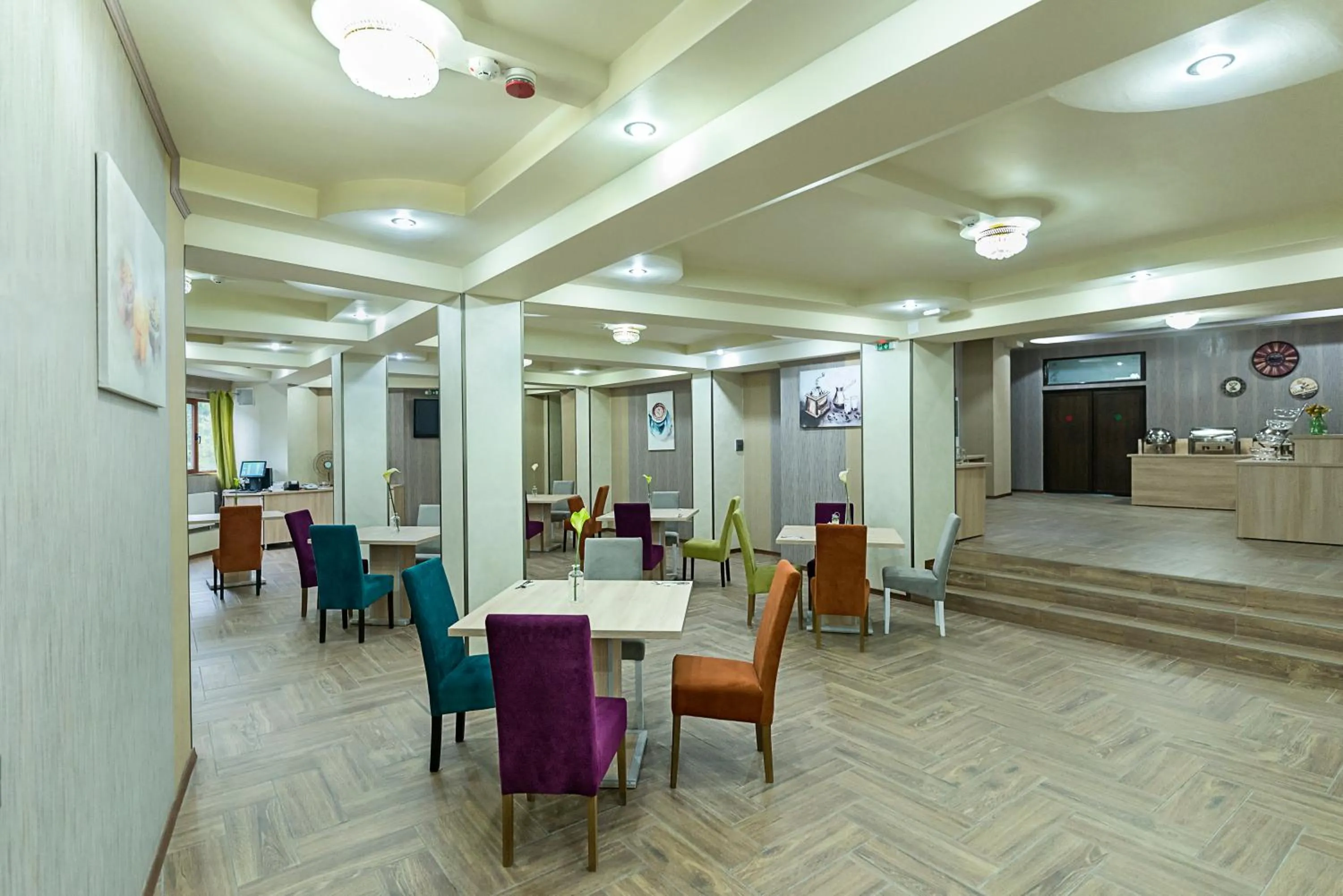 Restaurant/places to eat in Prestige Boutique Hotel Craiova