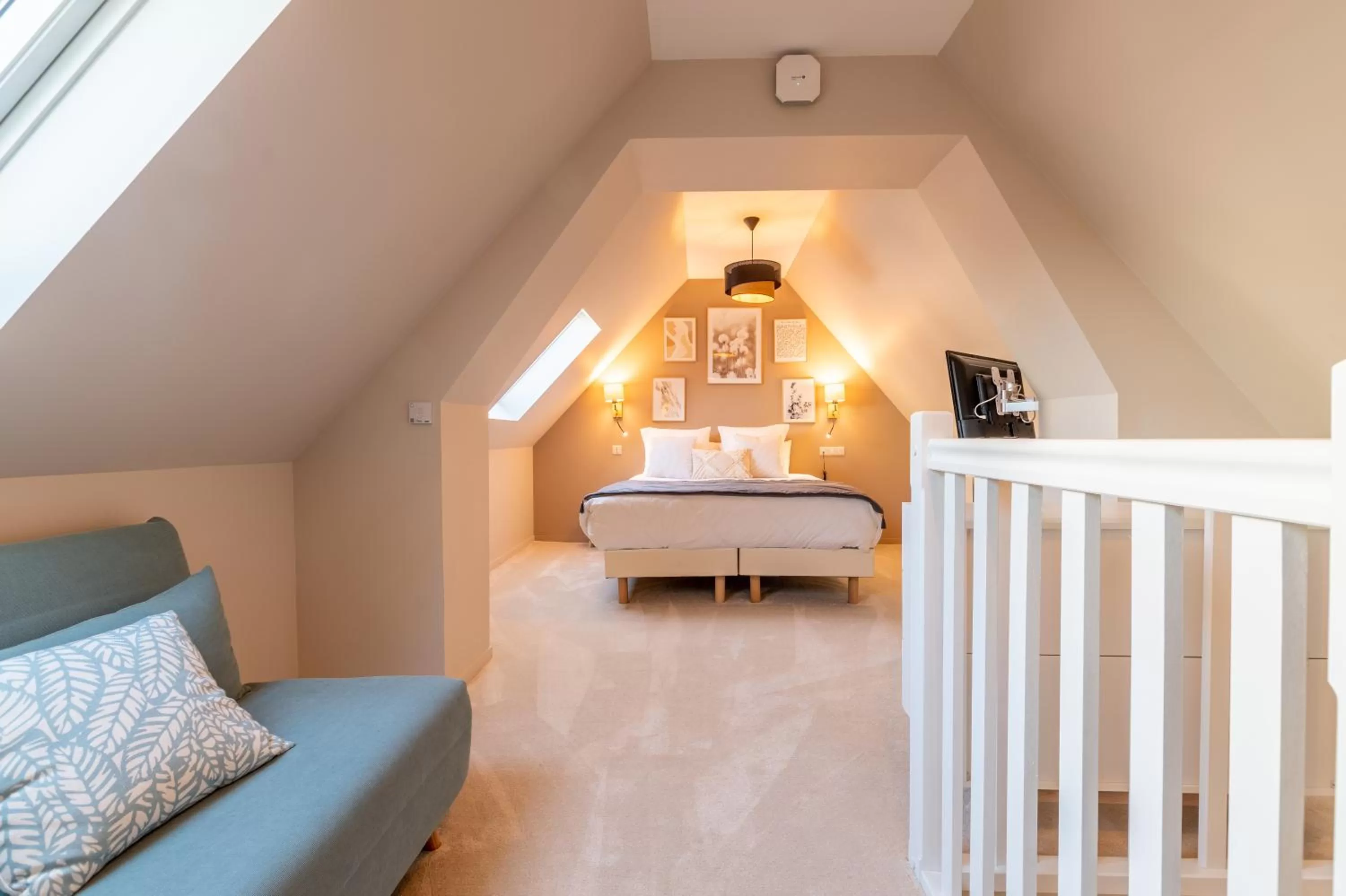 Bed, Seating Area in Hôtel Échappée en Baie - Parking privé gratuit