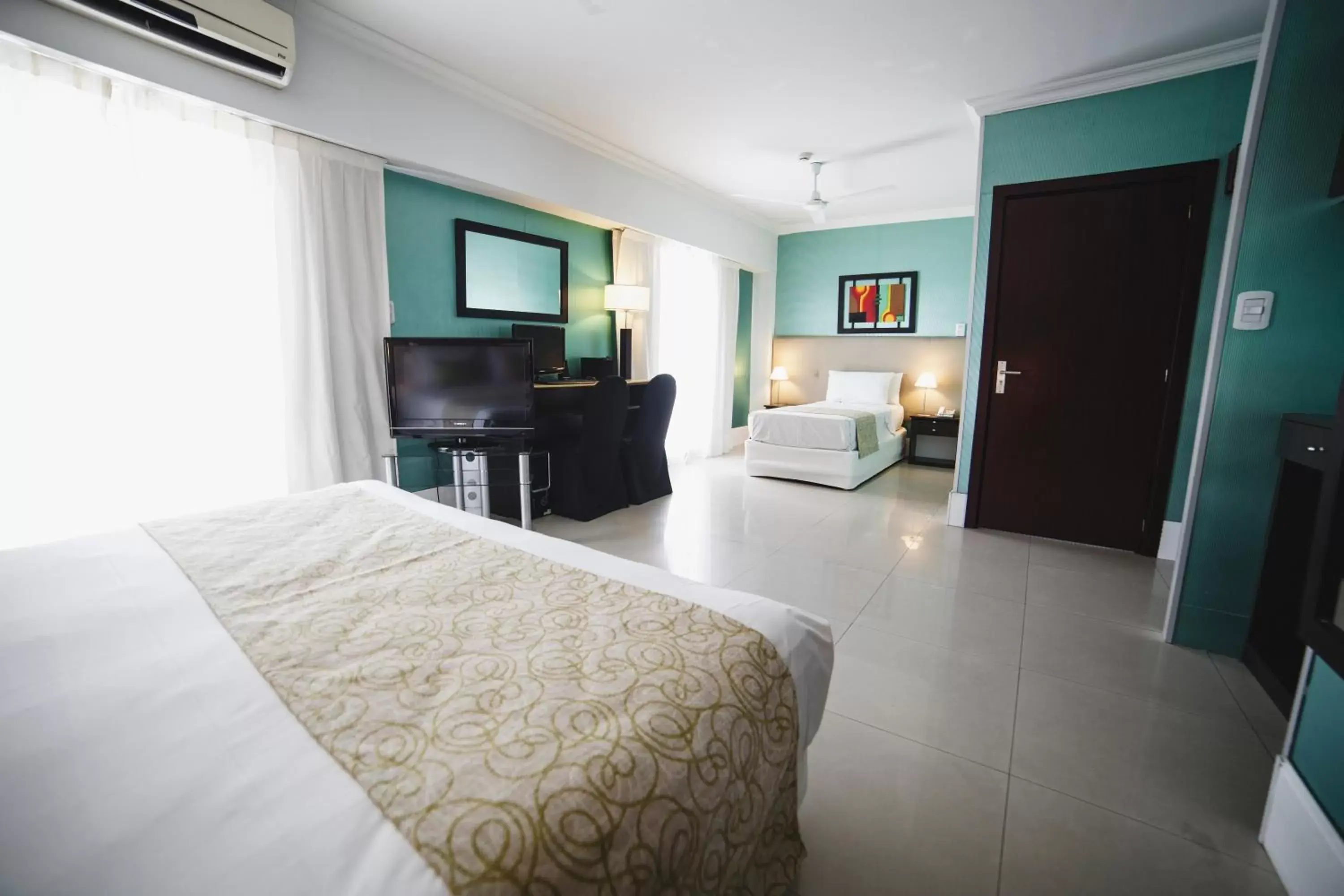 Bedroom, TV/Entertainment Center in Ker Urquiza Hotel