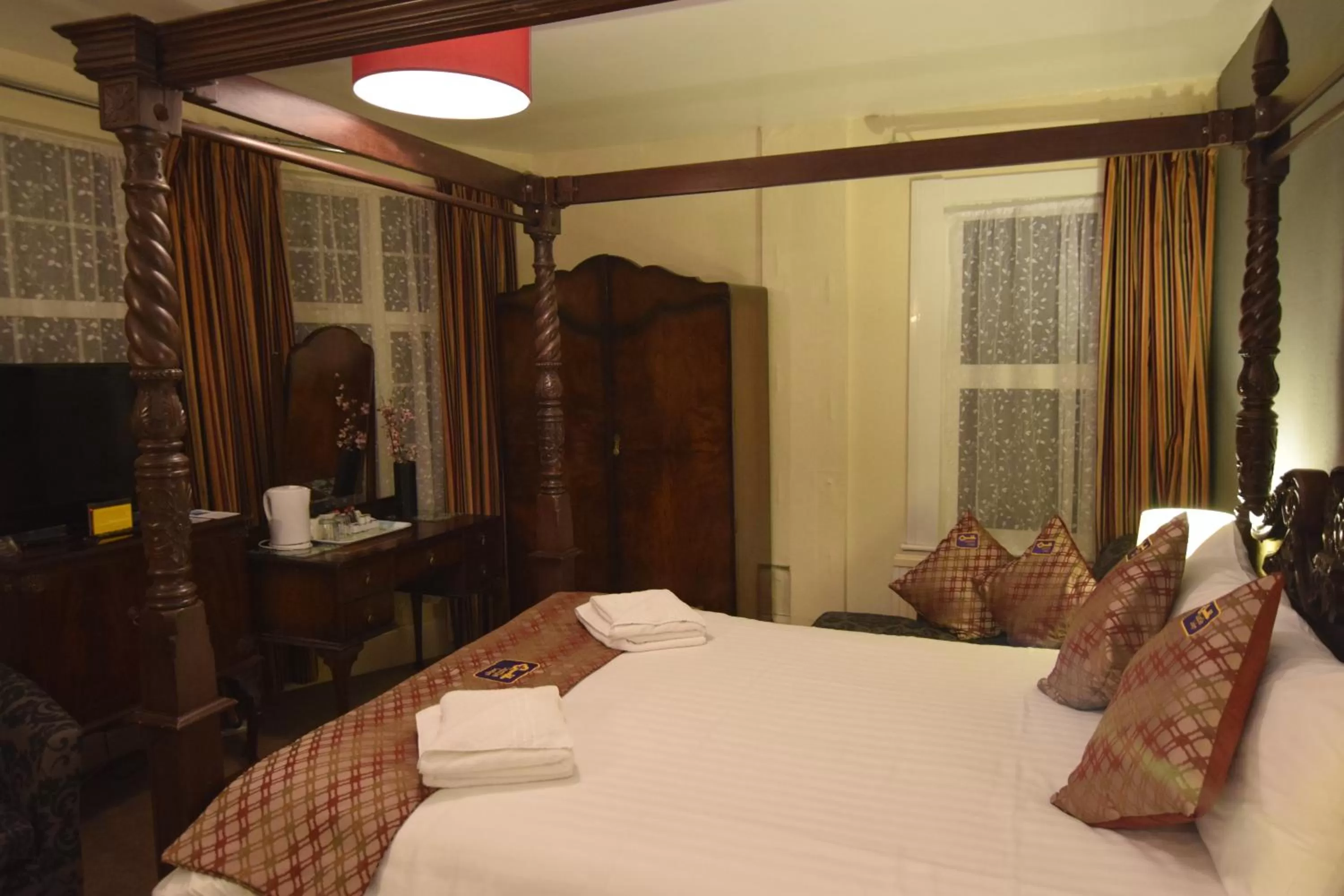 Photo of the whole room, Bed in Castle Lodge