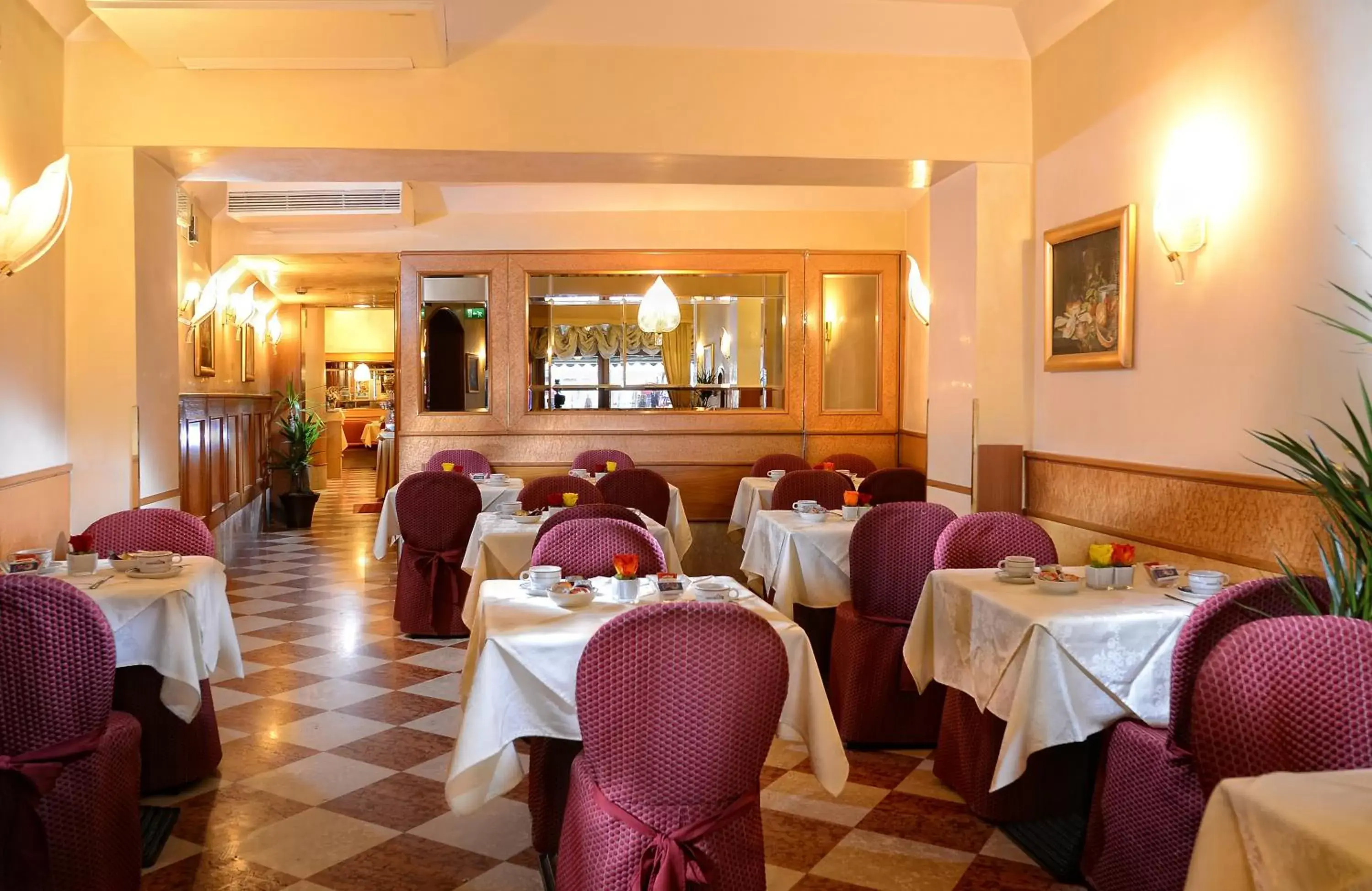 Restaurant/Places to Eat in Hotel Rialto