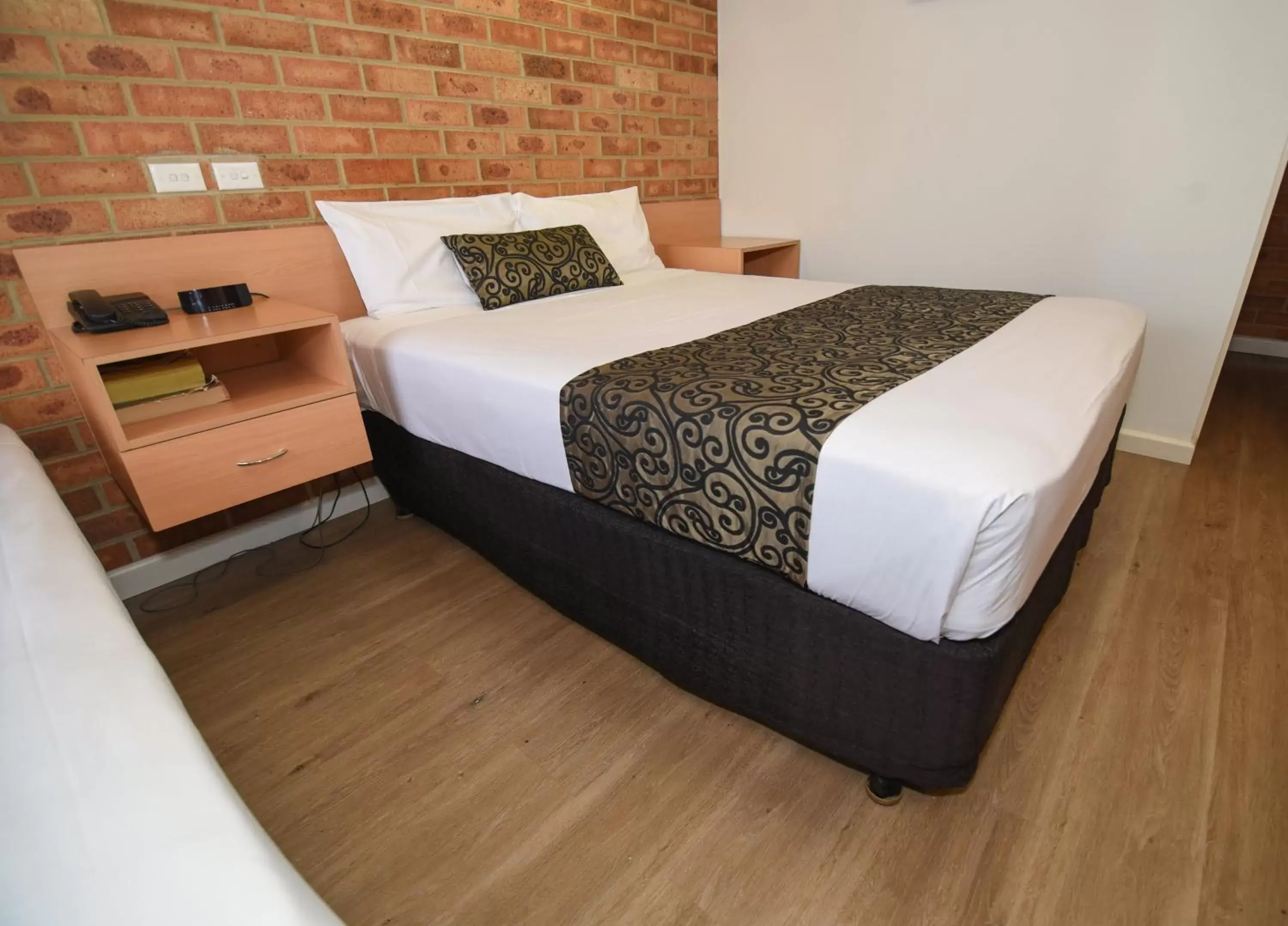 Bedroom, Bed in Dandenong Motel