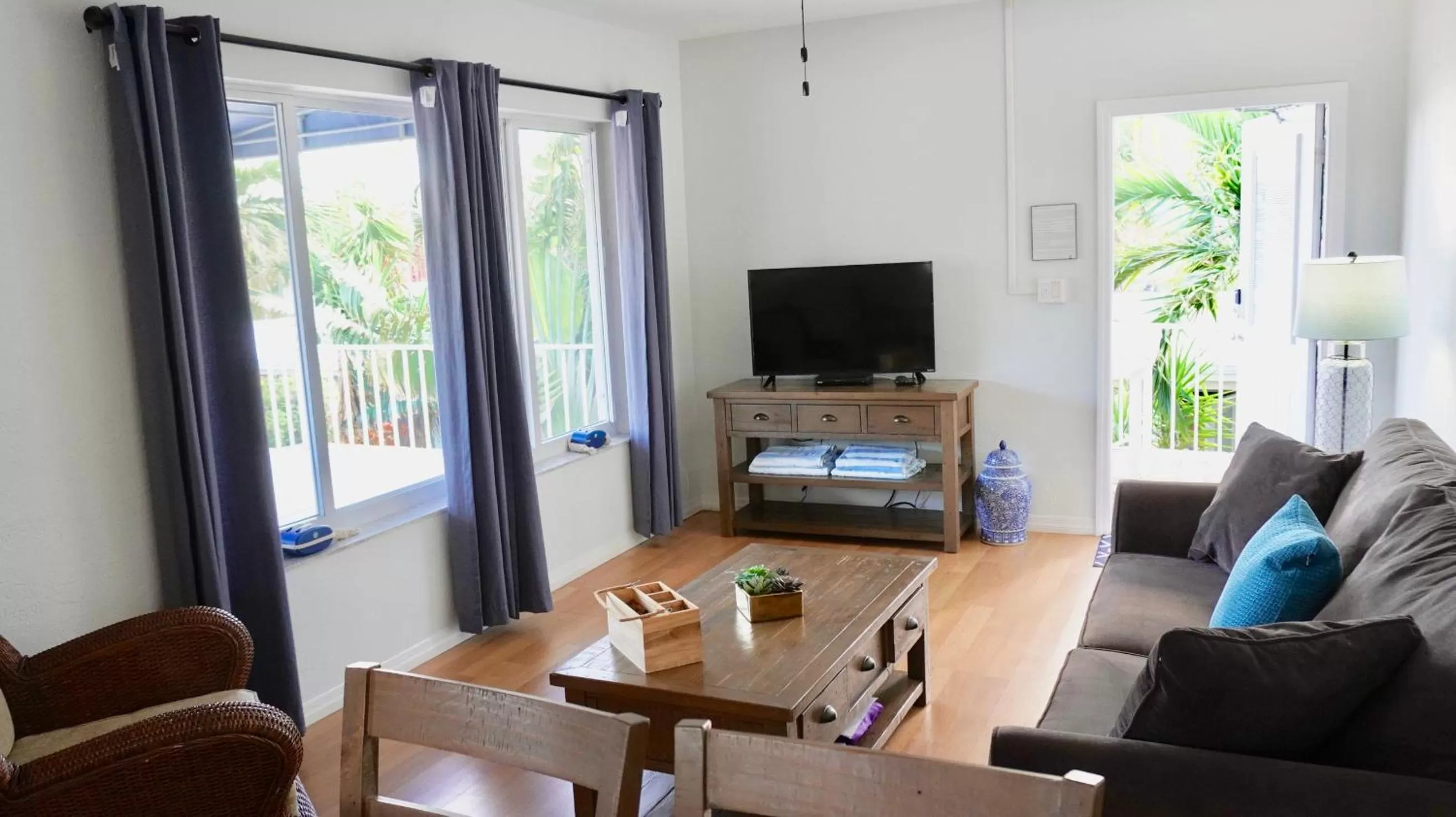 Living room in 4145 By The Sea Inn & Suites