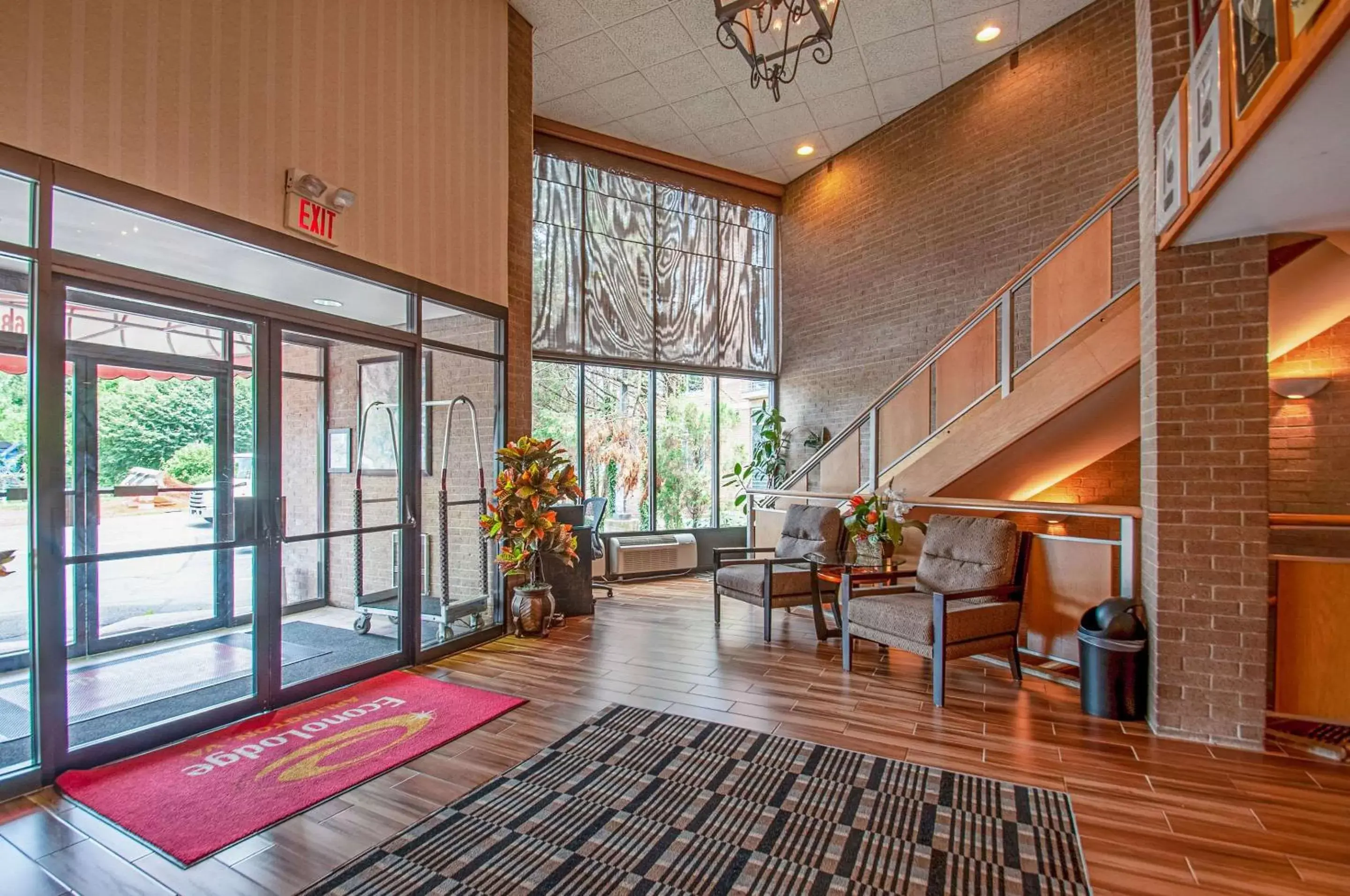 Lobby or reception in Econo Lodge Metro