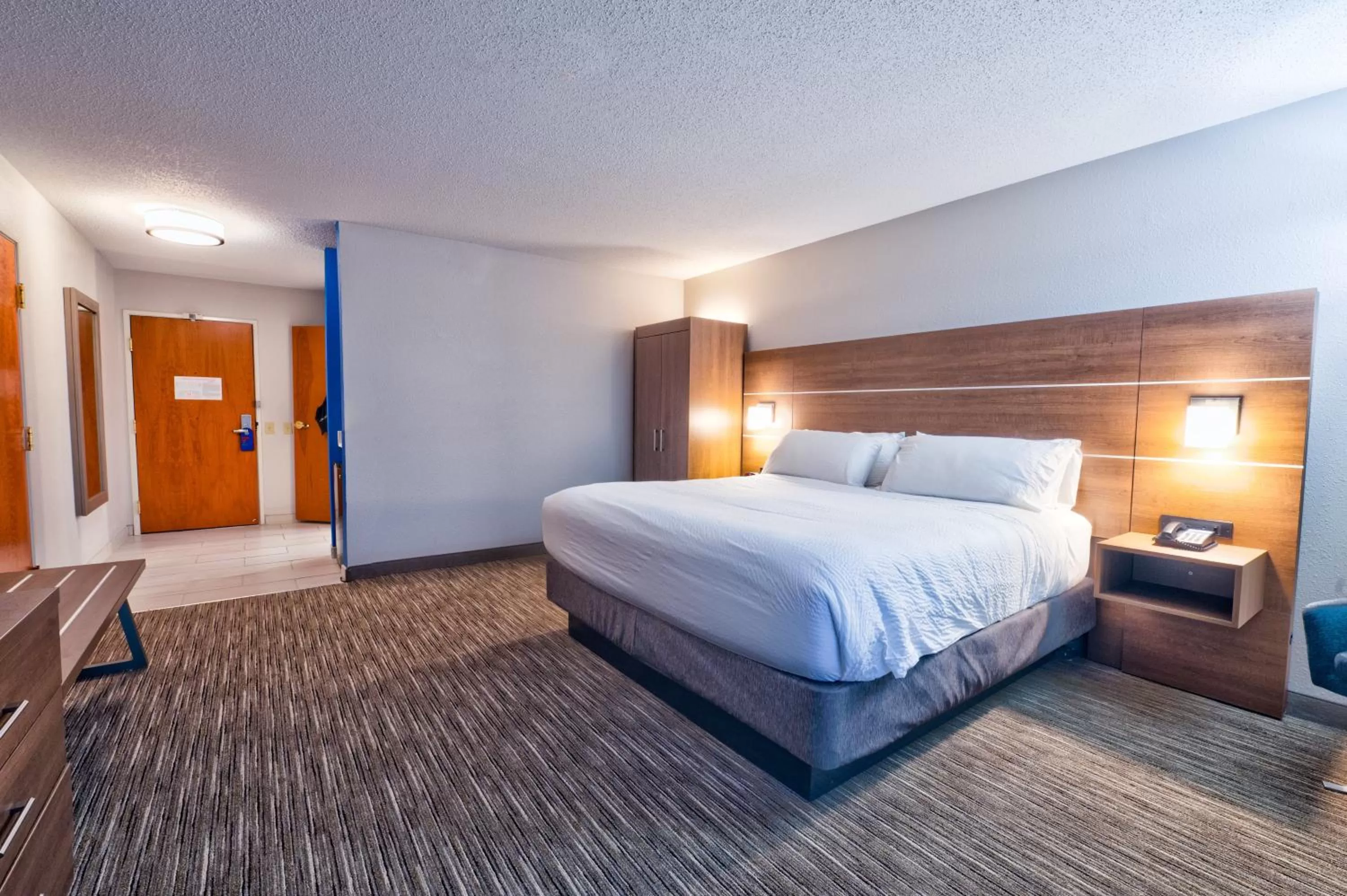 Photo of the whole room, Bed in Holiday Inn Express Hotel & Suites Goshen by IHG