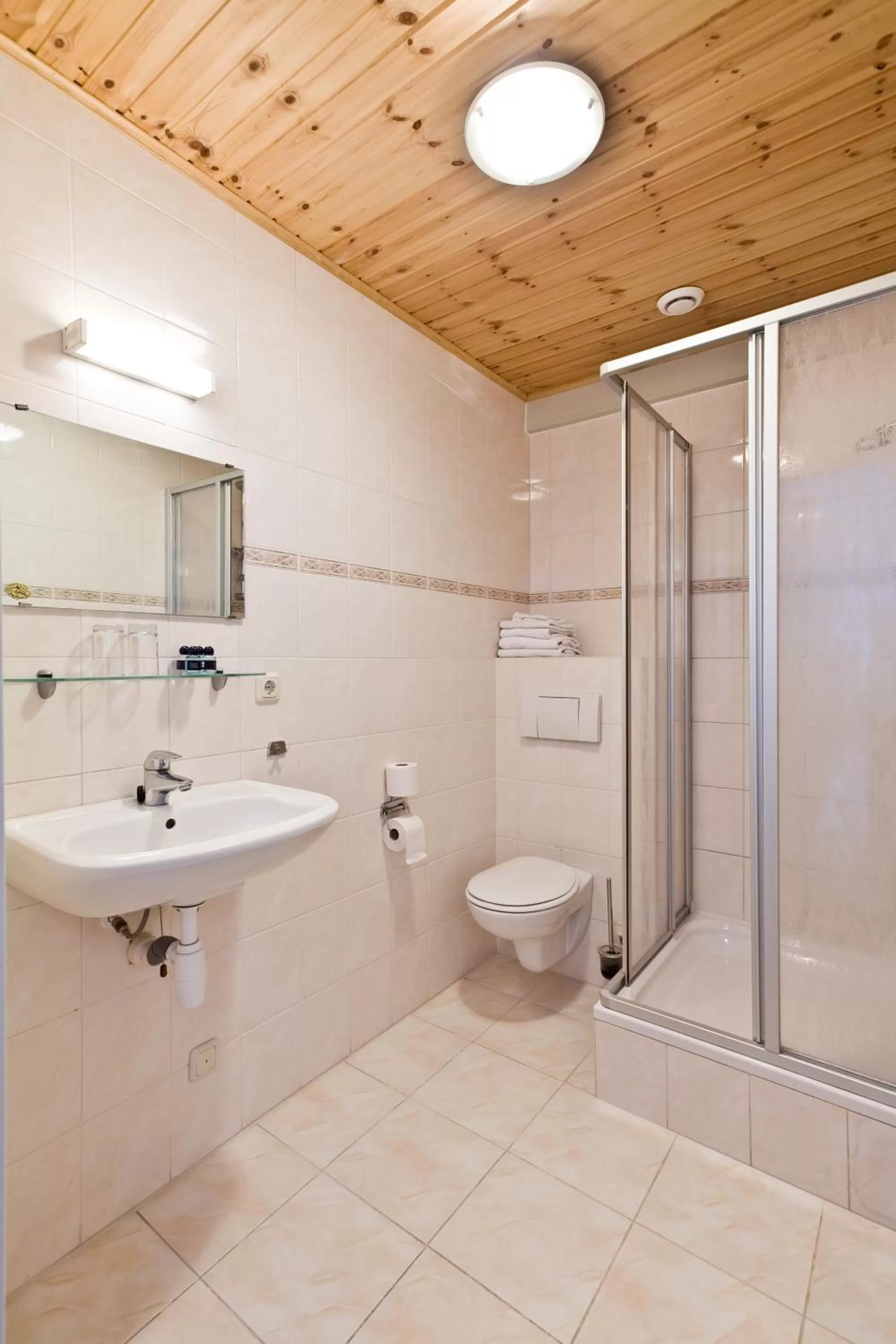 Shower in Hotel Verhoeven