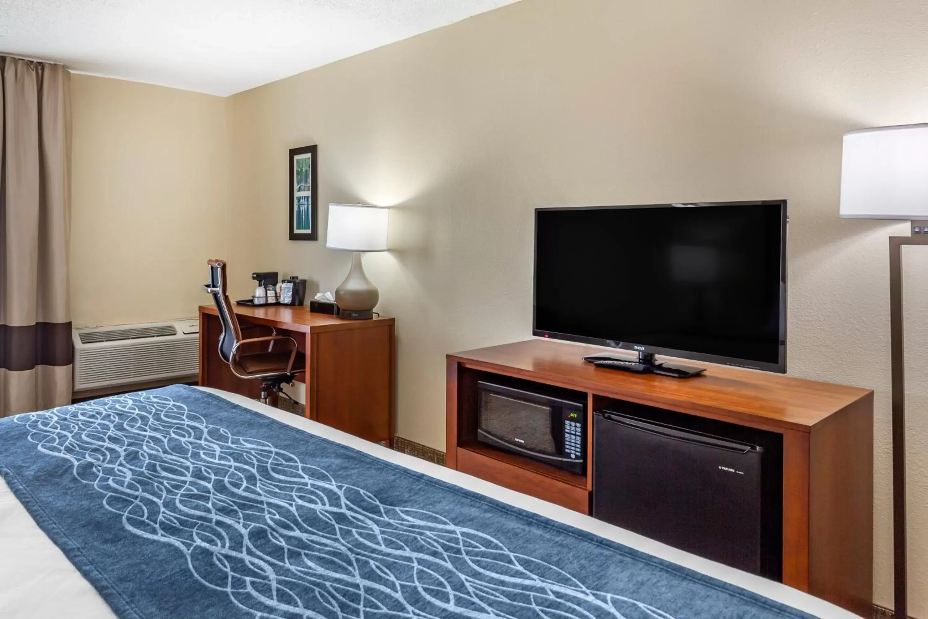 Bedroom, TV/Entertainment Center in Comfort Inn & Suites Spring Lake - Fayetteville Near Fort Liberty