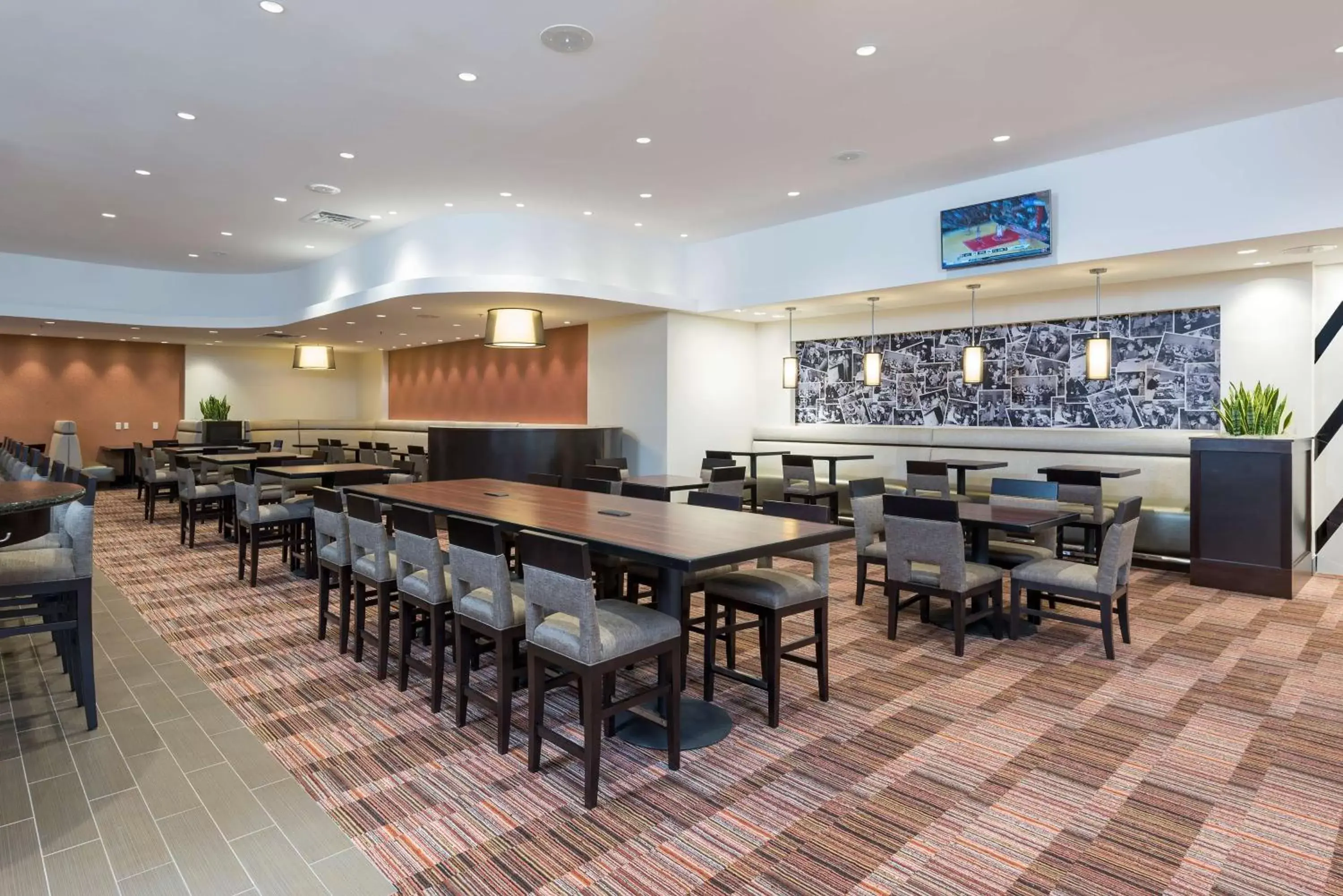 Lobby or reception in DoubleTree by Hilton Hotel Grand Rapids Airport
