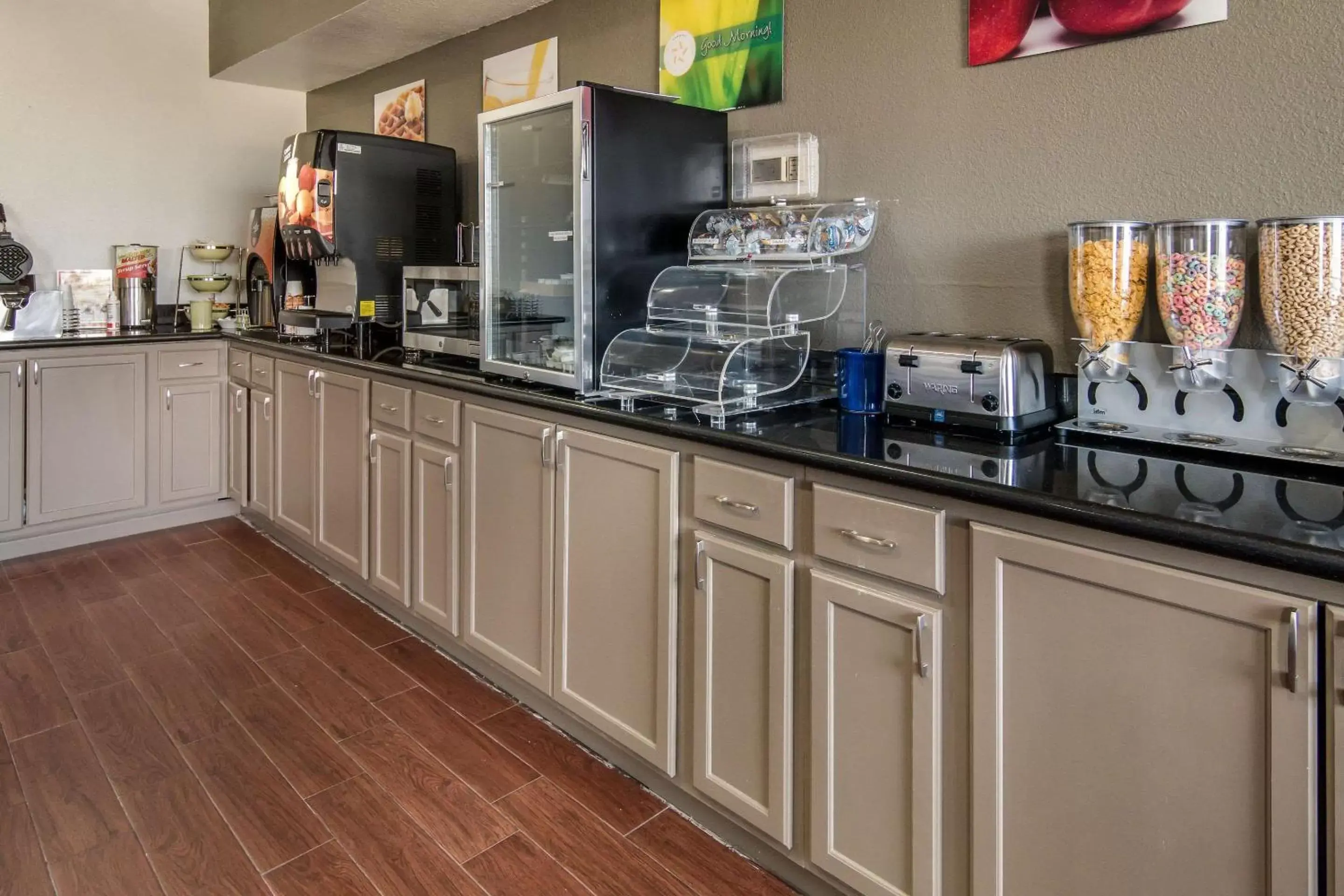 Restaurant/places to eat, Kitchen/Kitchenette in Quality Inn & Suites