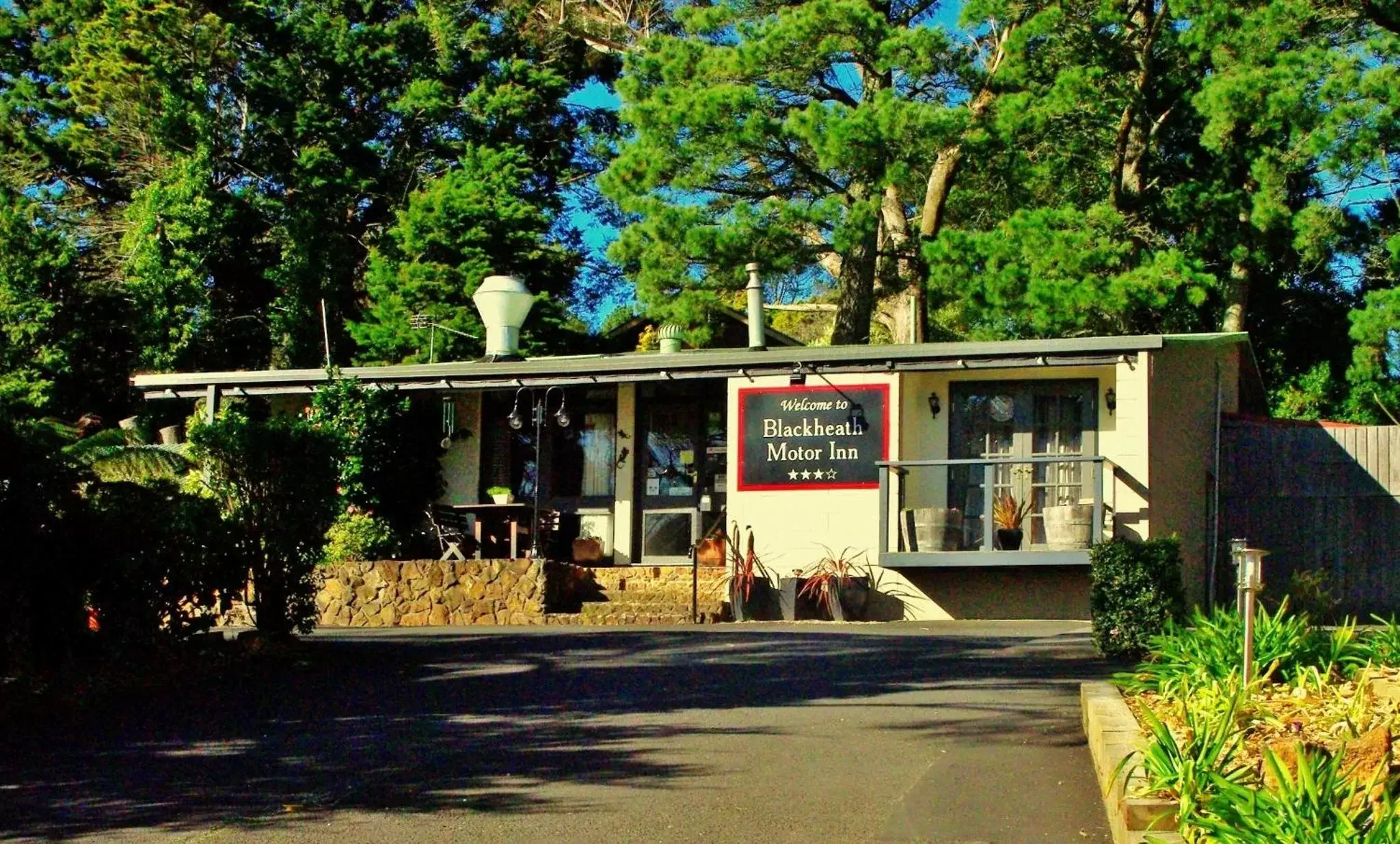 Property building in Blackheath Motor Inn