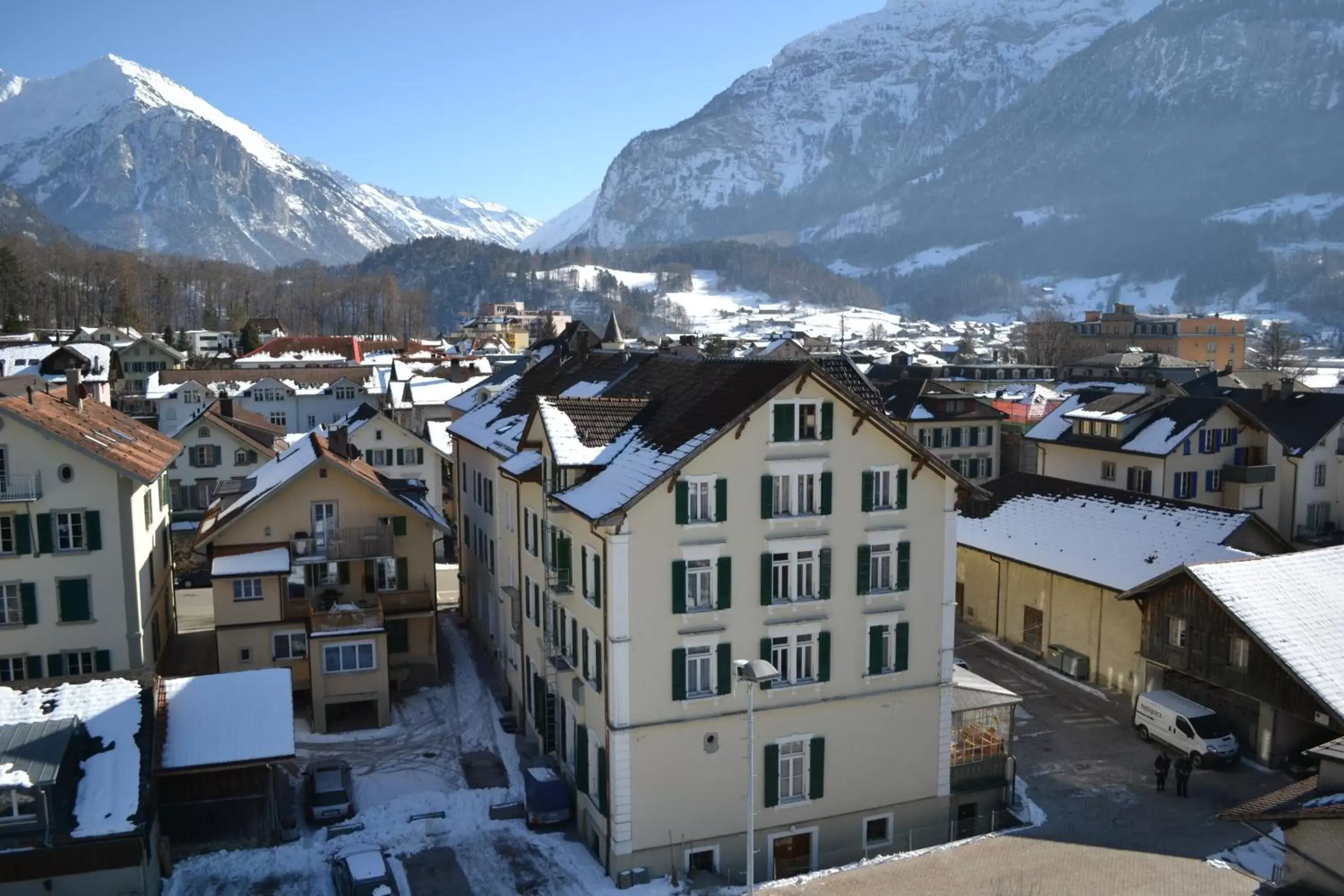 Neighbourhood, Winter in Hasli Lodge