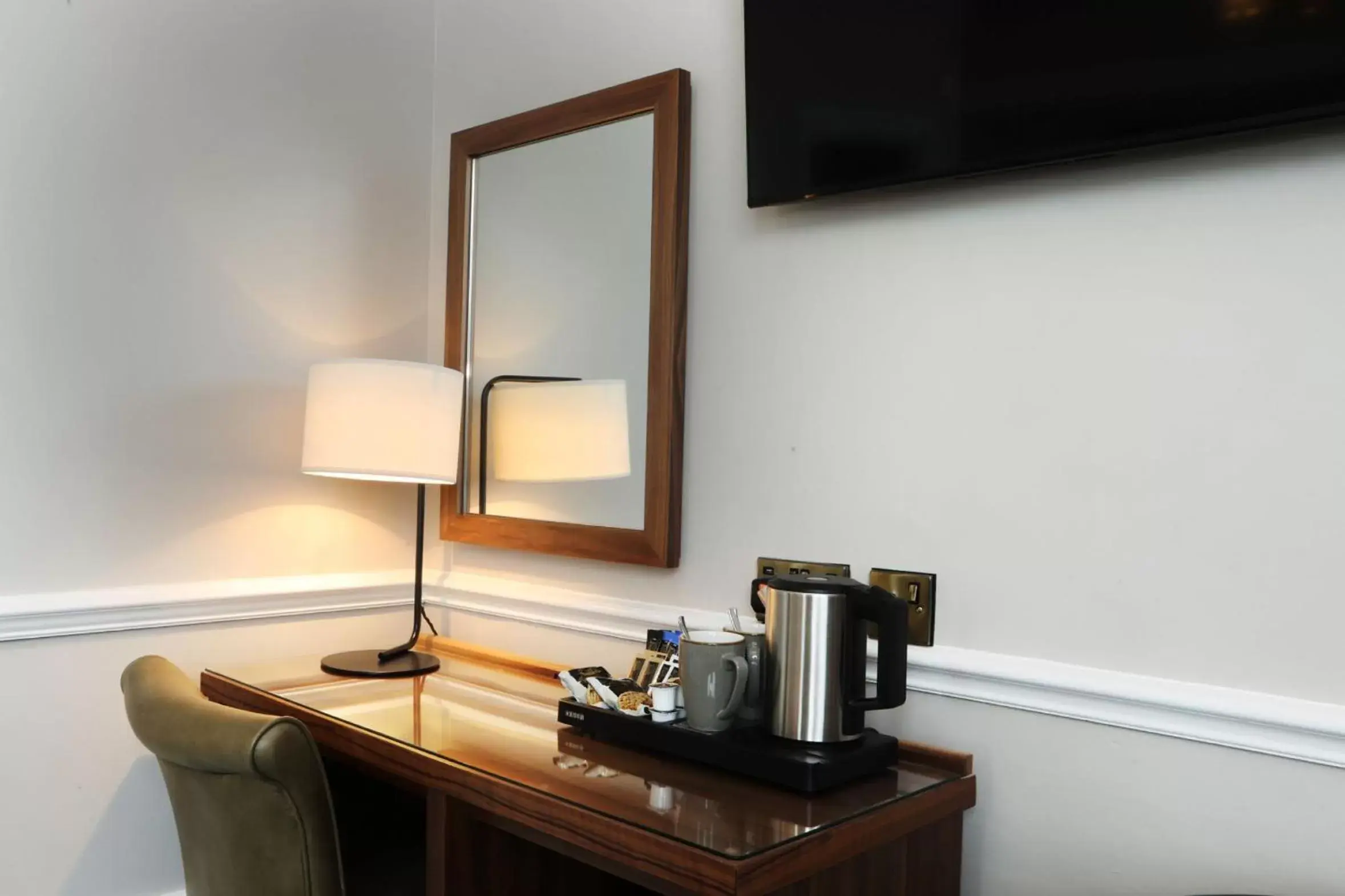 Coffee/tea facilities, TV/Entertainment Center in The Harrogate Inn - The Inn Collection Group