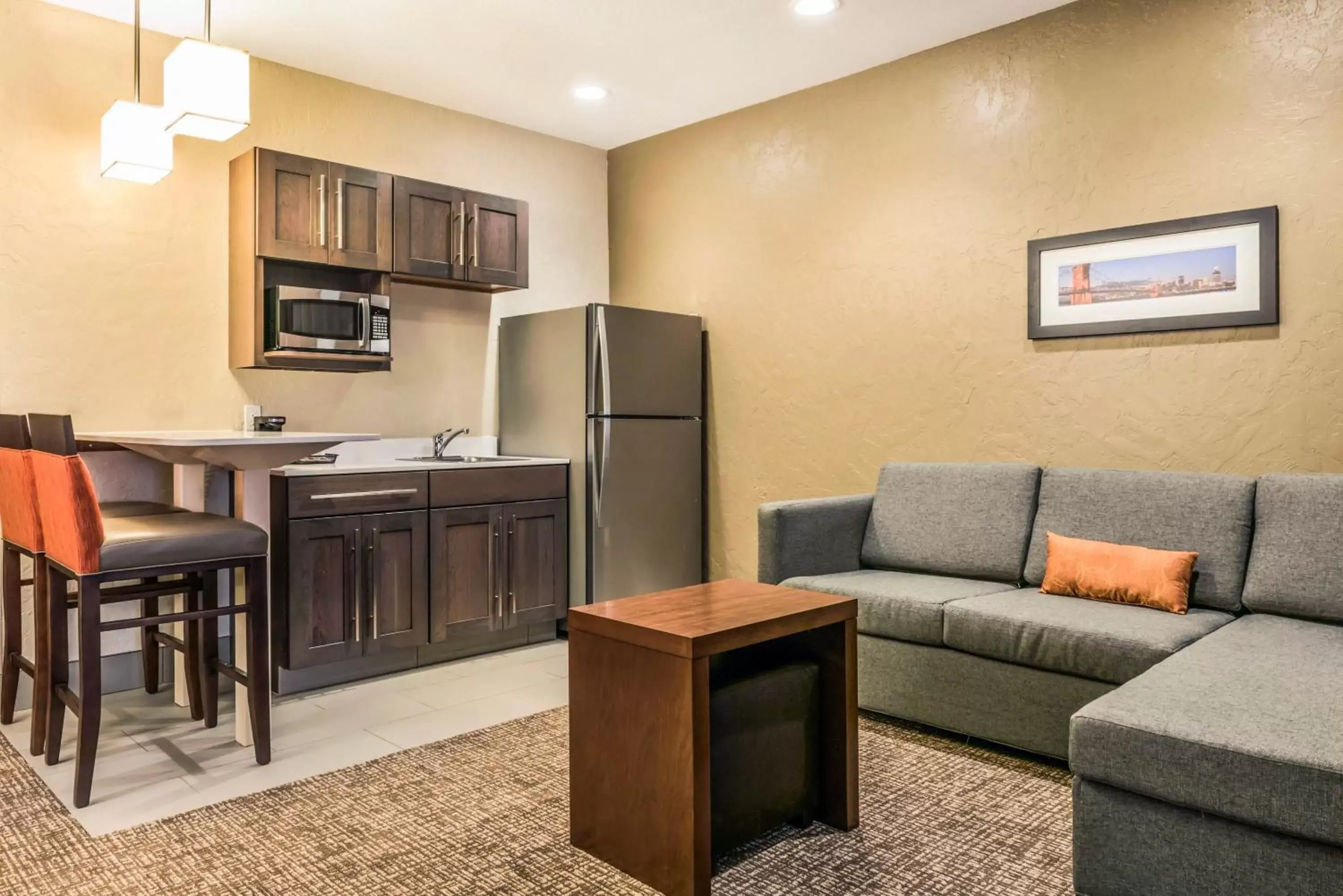 Kitchen or kitchenette, Seating Area in Comfort Suites Florence - Cincinnati South