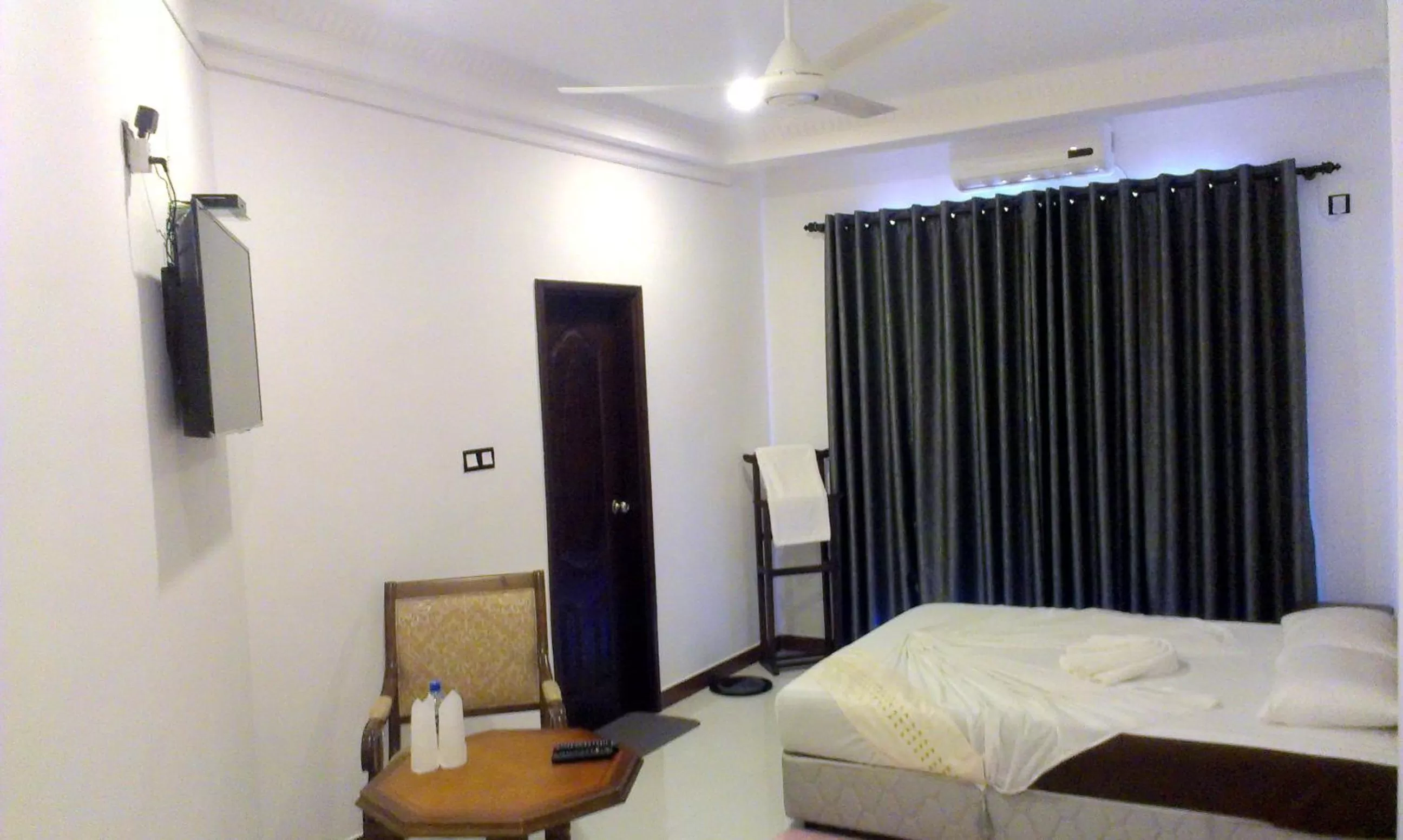 Photo of the whole room, Bed in Eagle's Residence