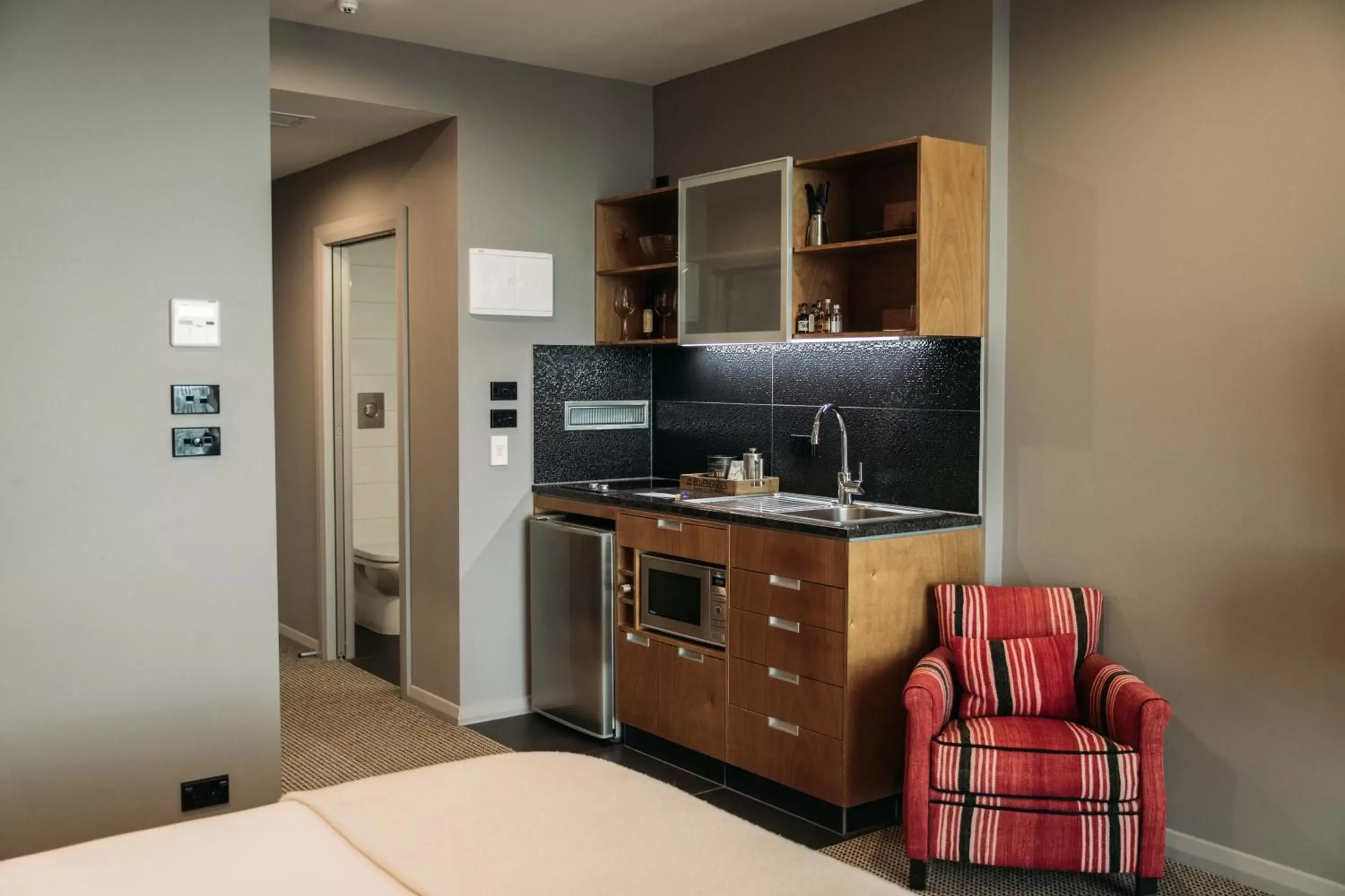 Coffee/tea facilities, Kitchen/Kitchenette in King and Queen Hotel Suites