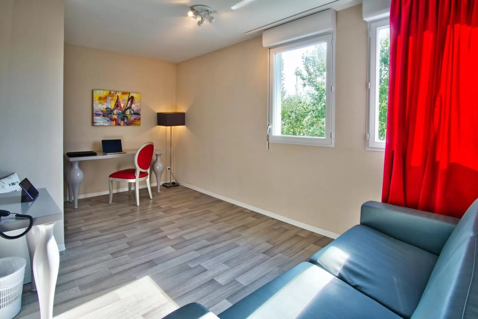 Seating area in Adonis Hotel Bayonne