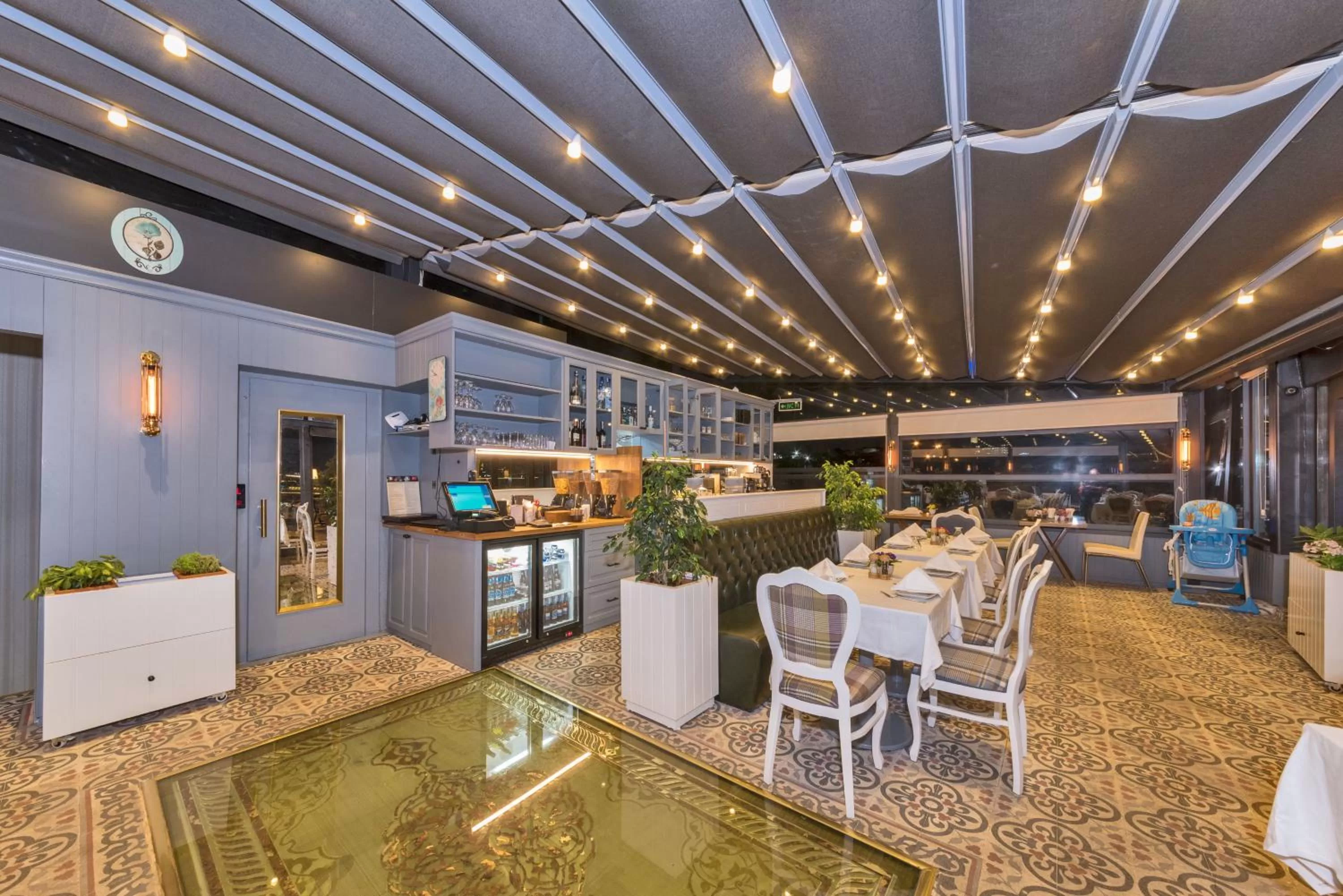 Restaurant/places to eat in Alpek Hotel